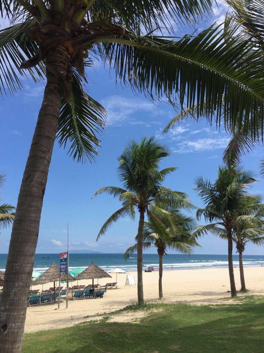 【携程攻略】岘港美溪海滩景点,美溪海滩人比较少,沙滩的白沙没有亚龙