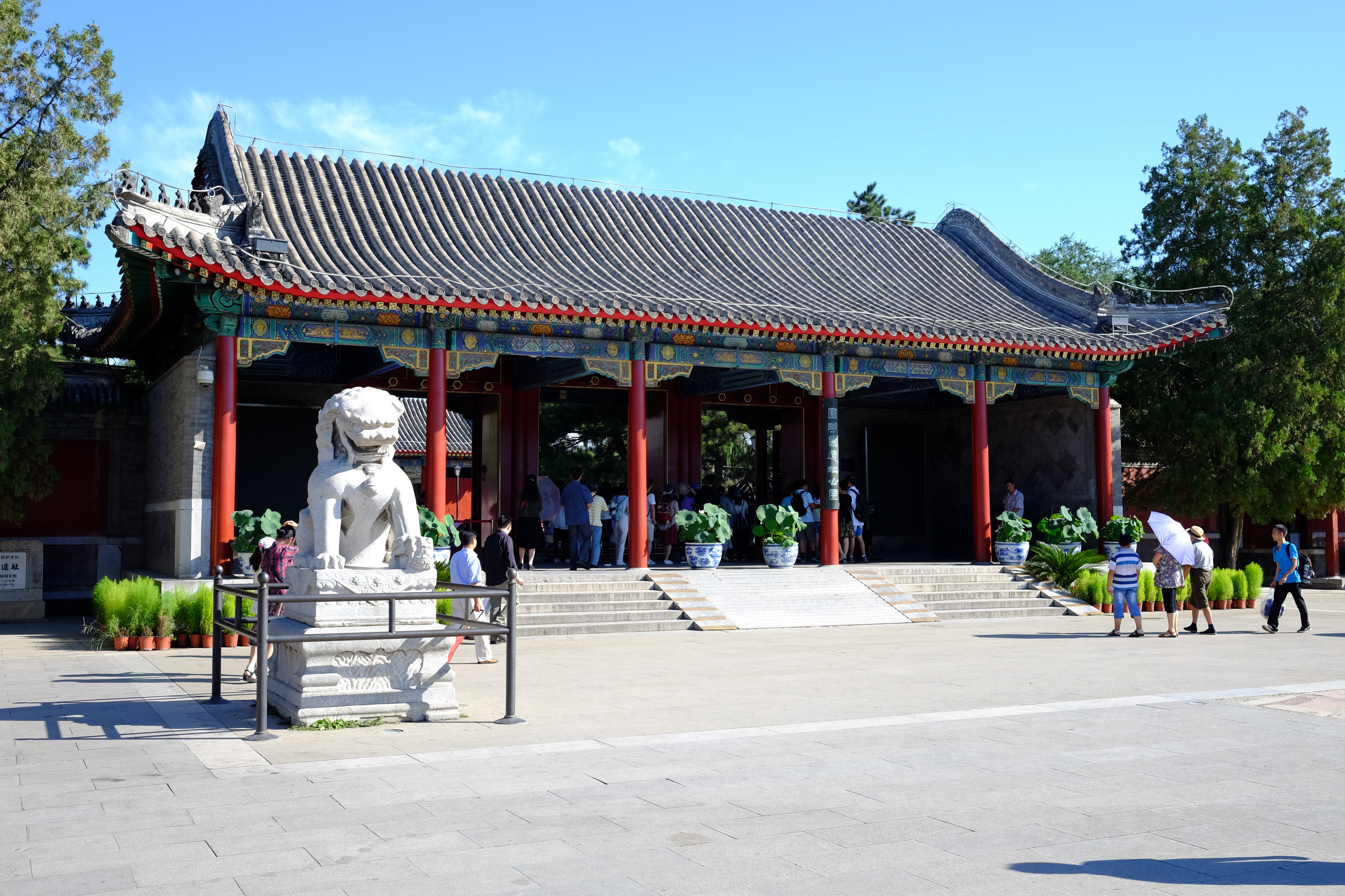 圓明園是坐落在北京西北郊,曾經是世界上最大最華麗的園林建築,有著