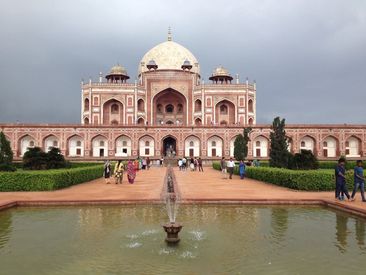 这里是相比泰姬陵的另一个大的皇陵,周边还有几个小陵墓,属于陵墓群.