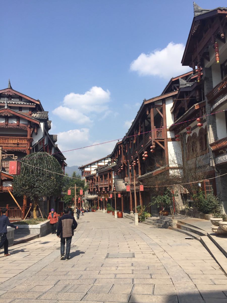 【携程攻略】仁怀仁怀茅台镇景点,茅台修得很漂亮 是古镇范儿街上很多