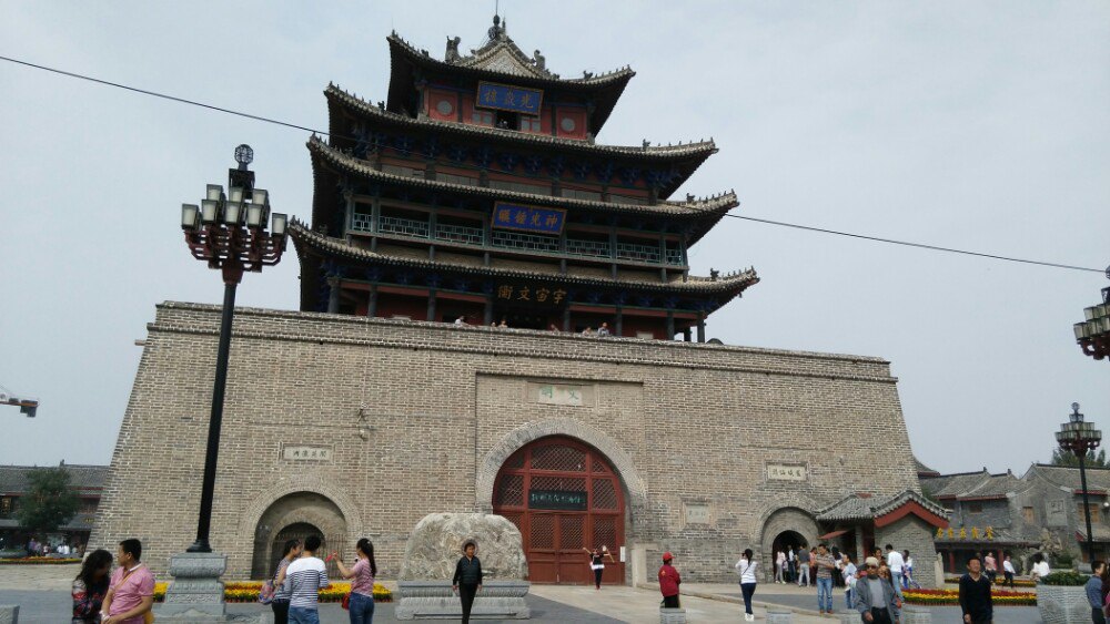 聊城东昌府区值得一去,湖中央的古城,景色还不错.