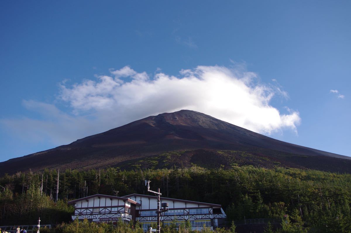 日本富士山山顶没有雪的话,就像一个秃驴一样,很土气的小山包一个