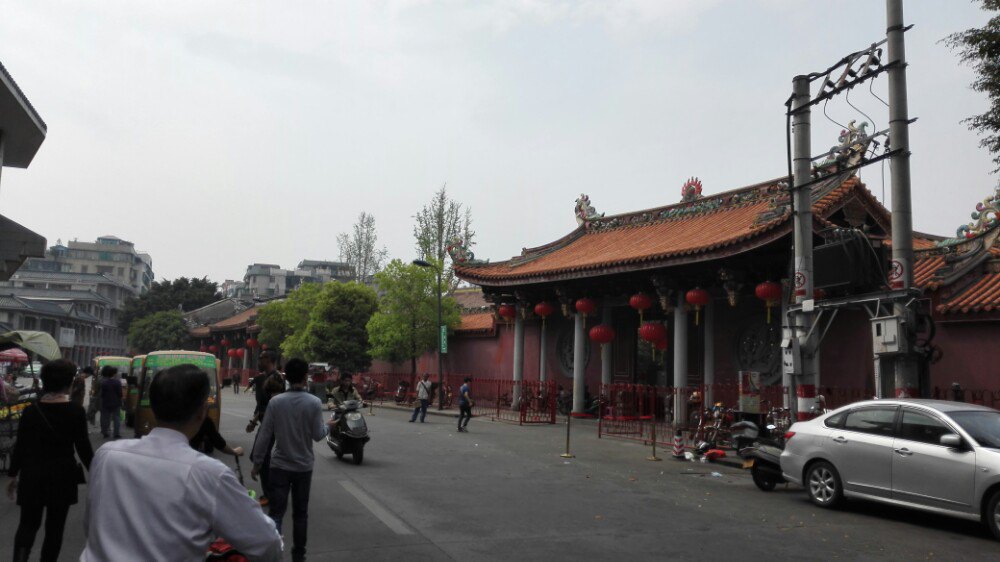 开元寺历史悠久,香火旺盛,边上的牌坊街物价便宜,潮州三宝值得购买