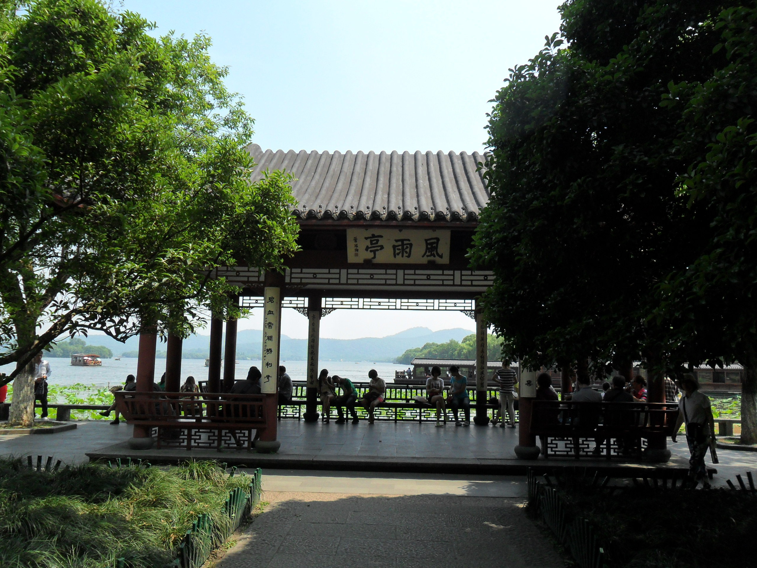 风雨亭位于杭州西湖旁苏堤北端,风雨亭原系纪念辛亥革命先驱,鉴湖女侠
