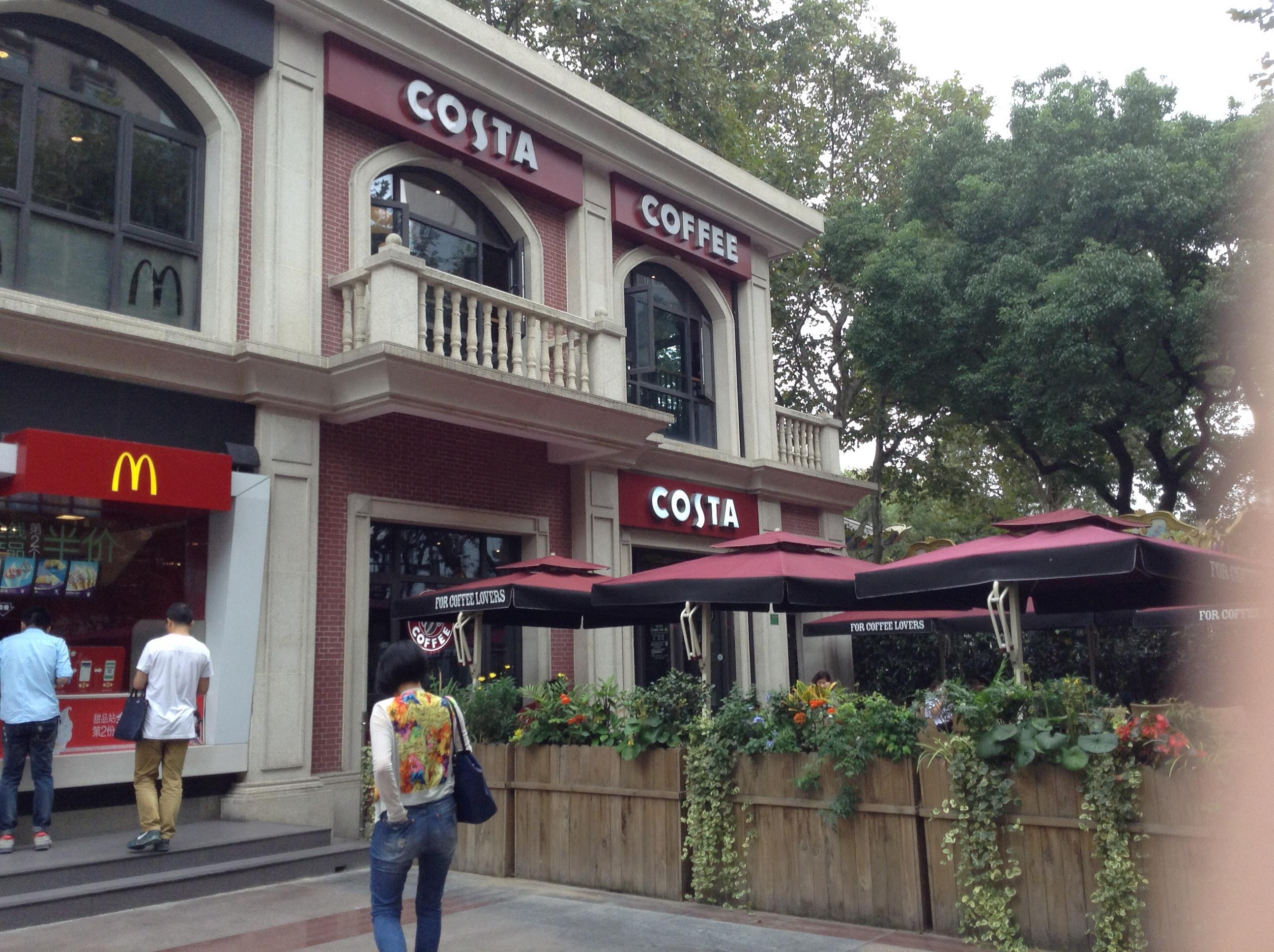 这家costa咖啡店地理位置很好,就在鲁迅公园大门旁边,一楼外面有露天