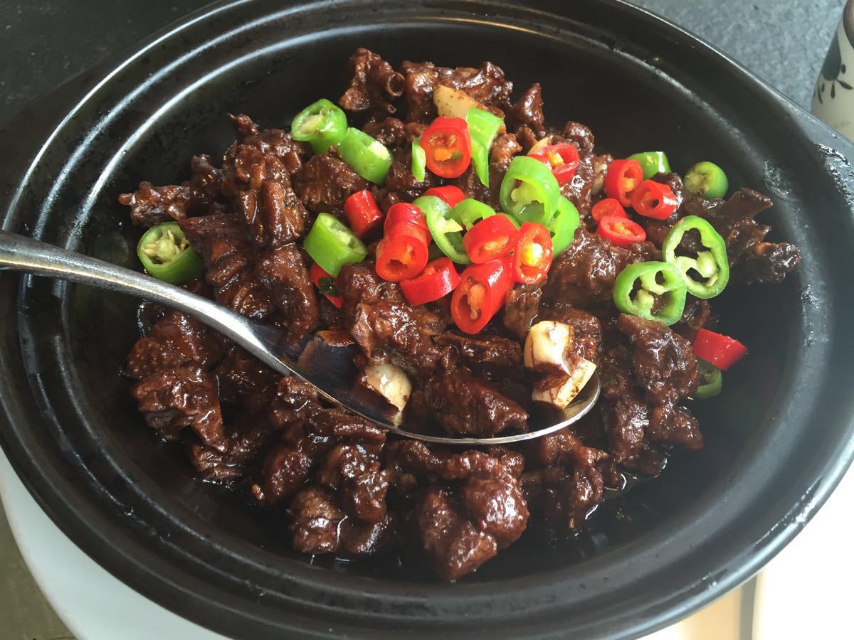 点了湖南扣肉永州血鸭味道很不错也不辣我杭州的老食客了口味比较刁