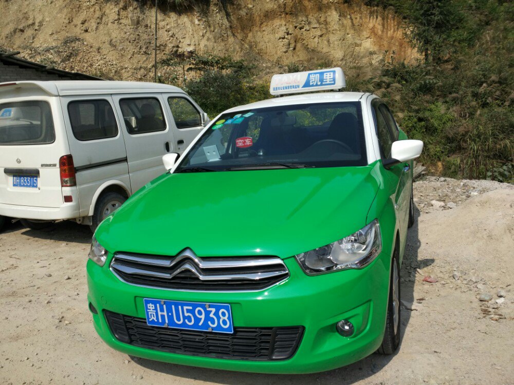 从凯里南站到西江千户苗寨建议坐出租车去,因为凯里南站要去西江的话