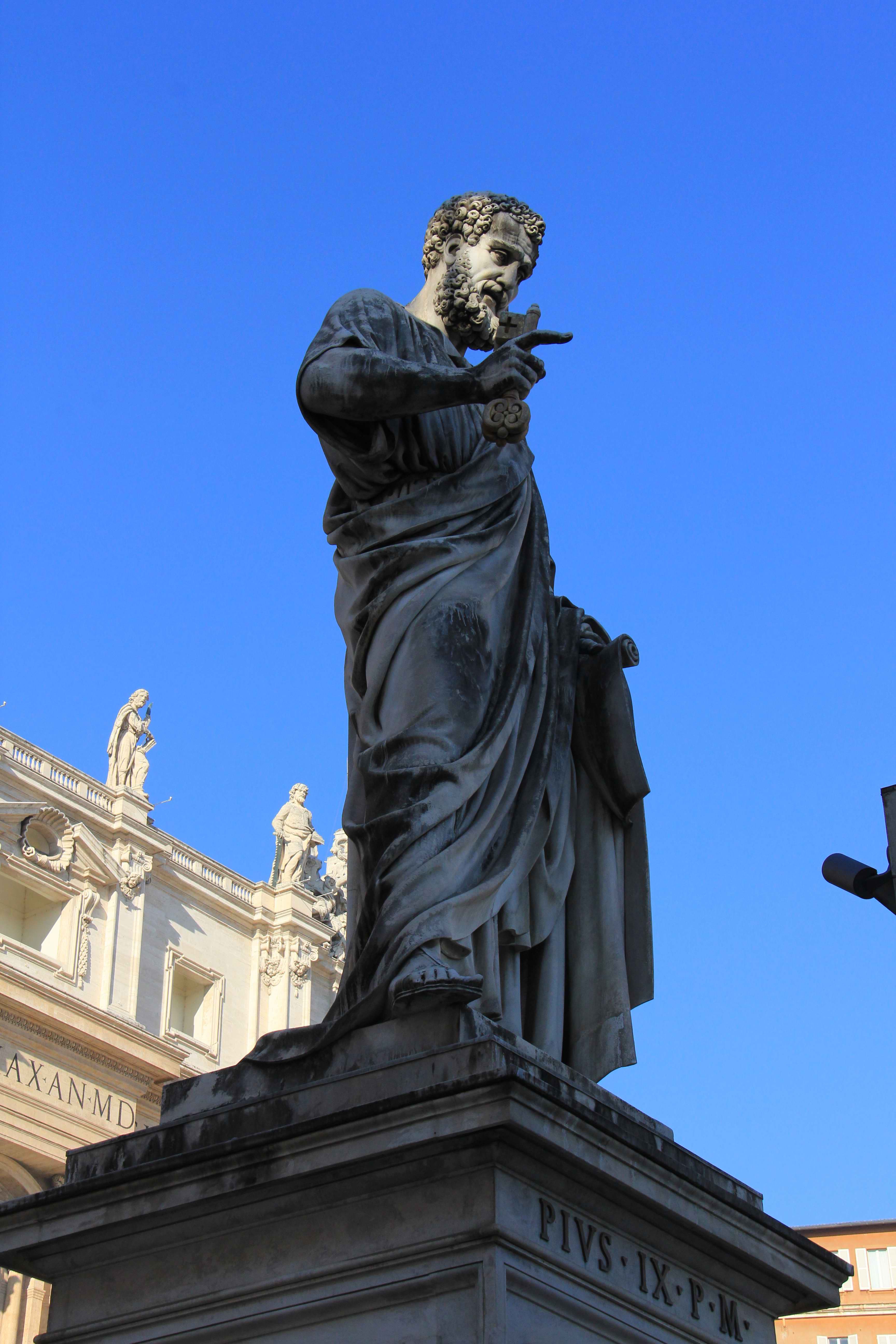 身后这座右手拿著宝剑的是圣彼得,另一座右手拿著钥匙的雕像是圣保罗