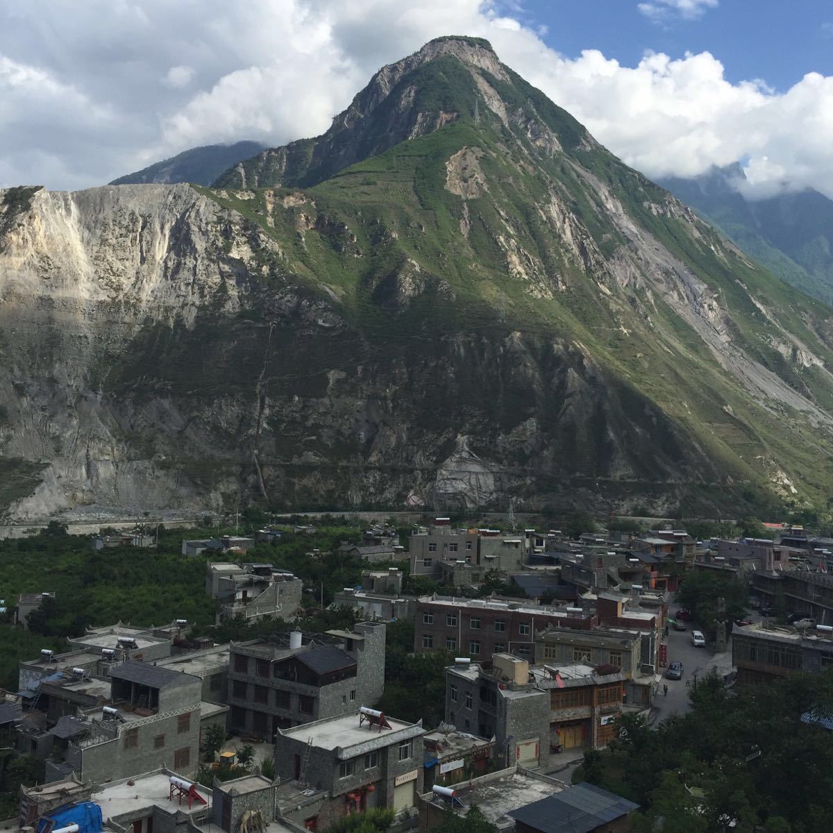 牟托羌寨地震遗址景观