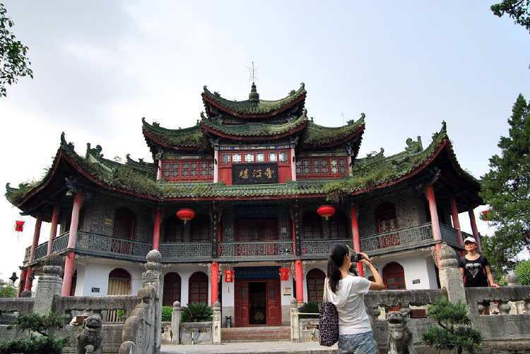 古汉台位于汉中市中心,楚汉相争时期筑建,面积约8000平方米.