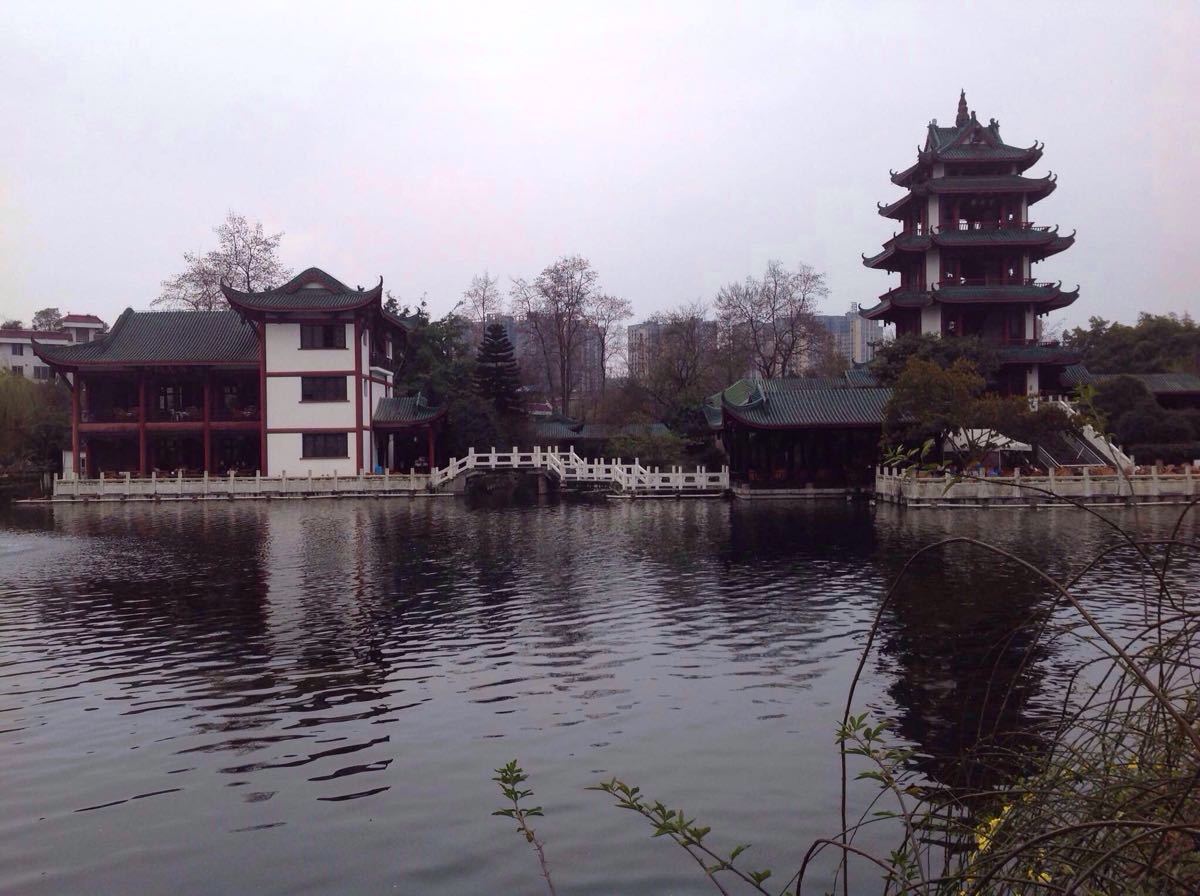 新都的新桂湖公园就坐落在老桂湖公园旁,老桂湖公园是宋代状元杨升庵