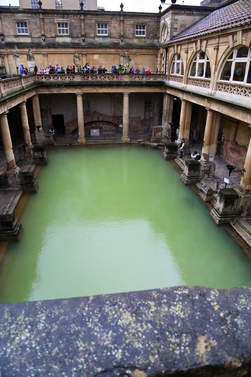 古罗马浴场,池水温度终年保持在46.5摄氏度左右.