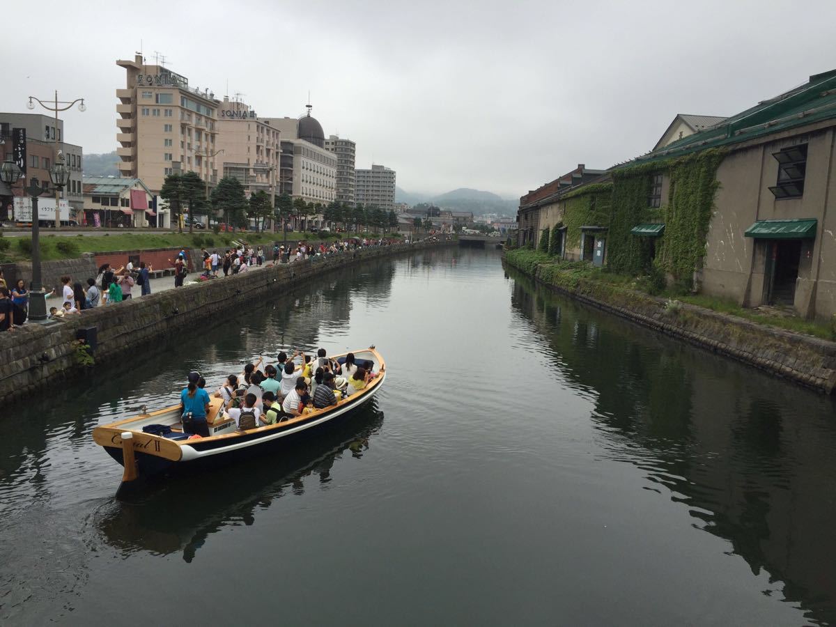 【携程攻略】小樽小樽运河景点,小樽运河保留着当年的风貌,运河边的