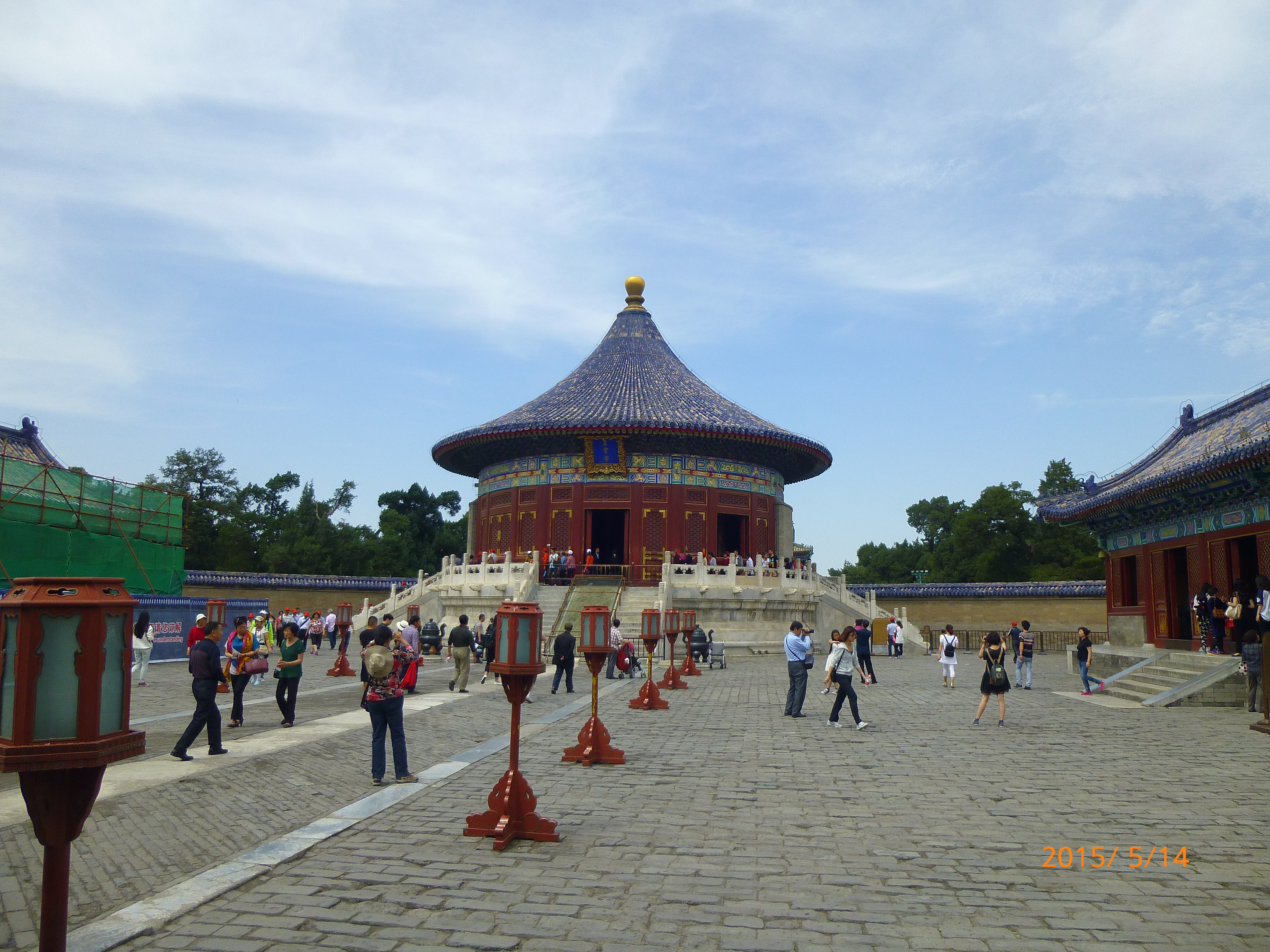三音石位于北京天坛公园内,通向皇穹宇的台阶,其中有一块被称为三音石