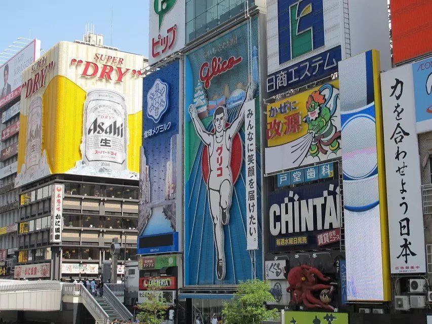 近畿地方道顿堀景点,只要看见这块穿着跨栏背心的"格力高"广告牌途 