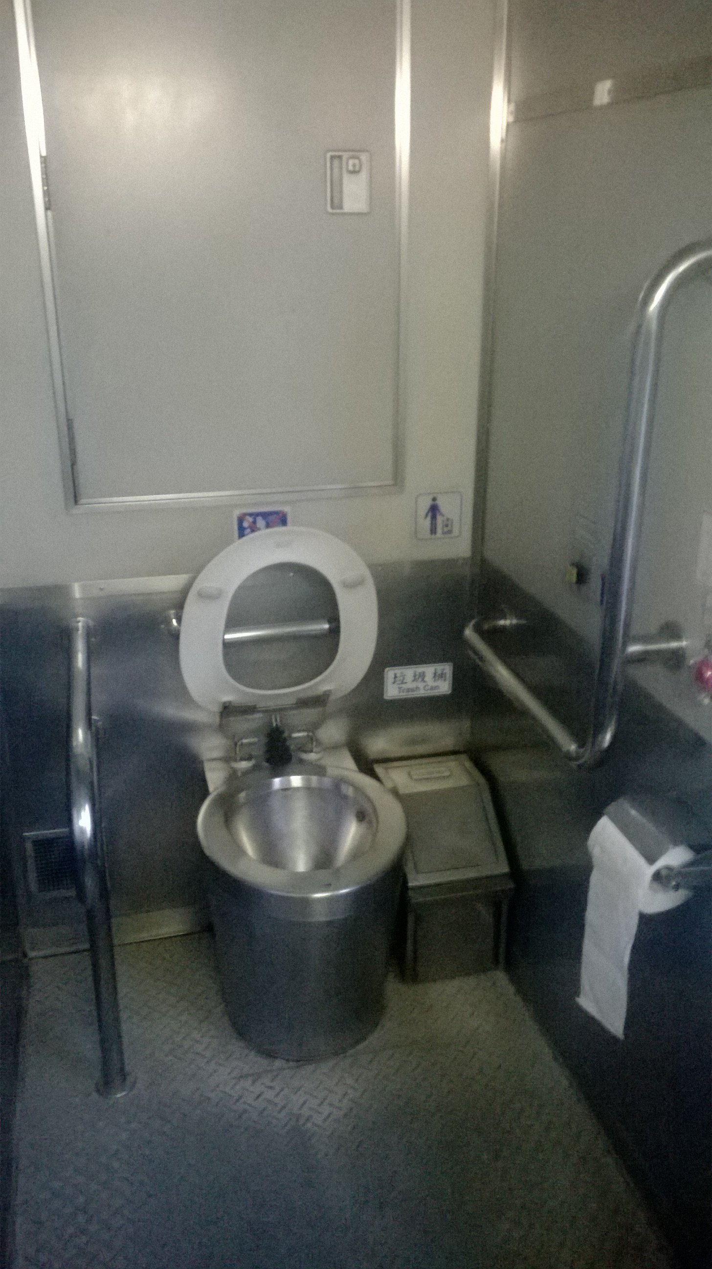 周边的普通火车上有卫生间麼?谢谢