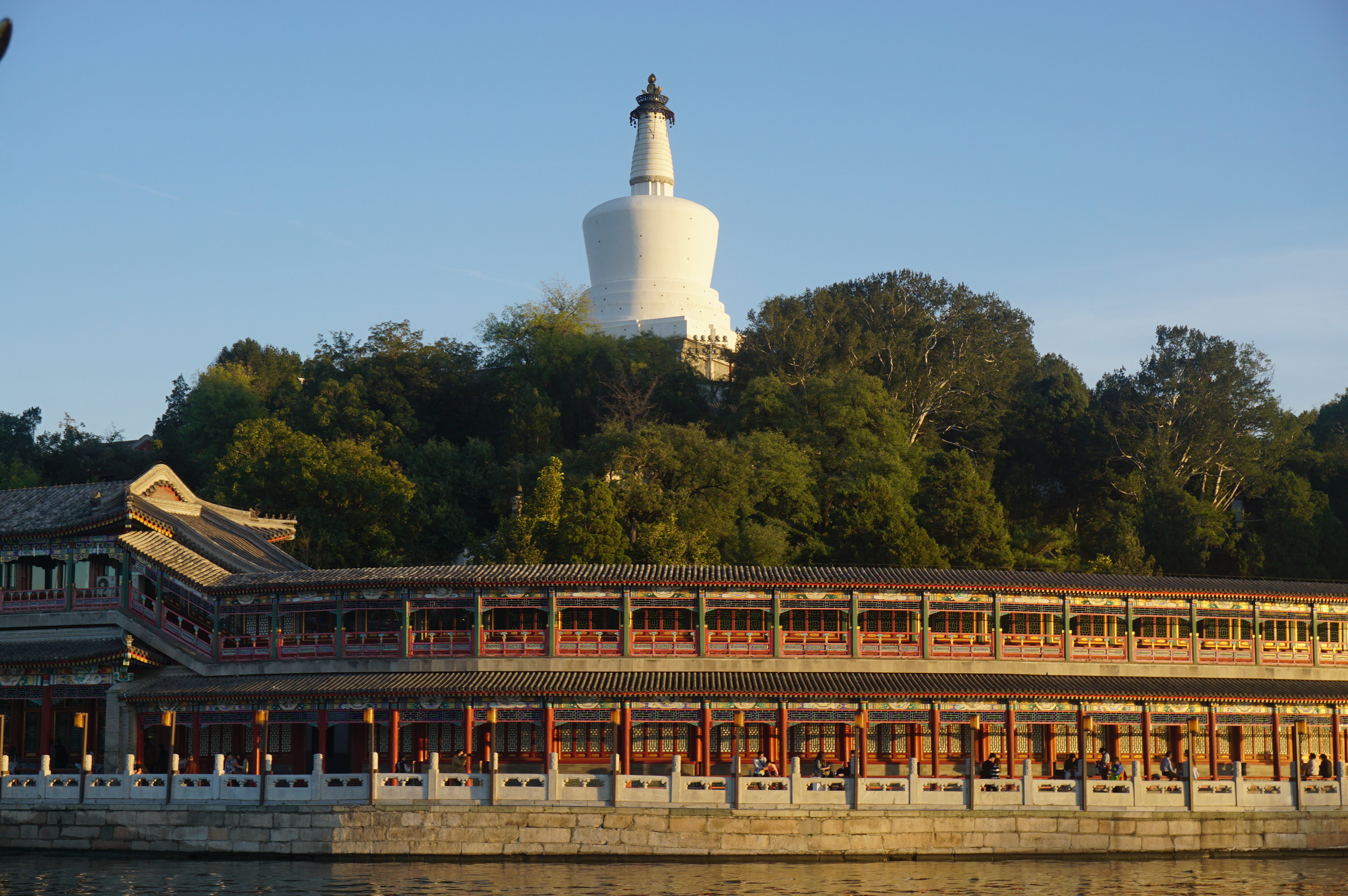 北海位于北京市中心,故宫的西北侧,与"中海"南海"合称三海.