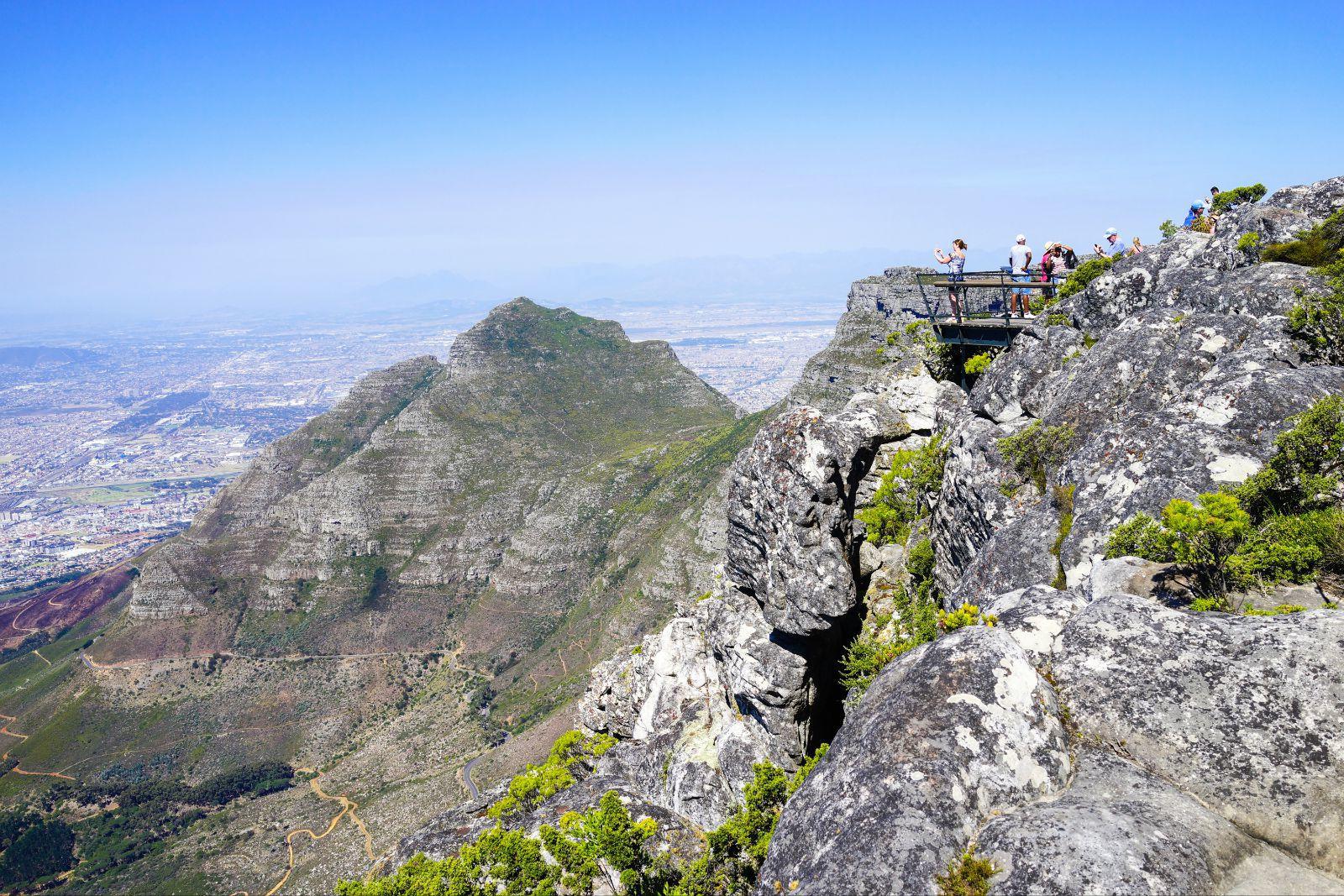 桌山因为很像一张横著的桌子而得名,它山脚下的海湾因此得名为桌湾,登