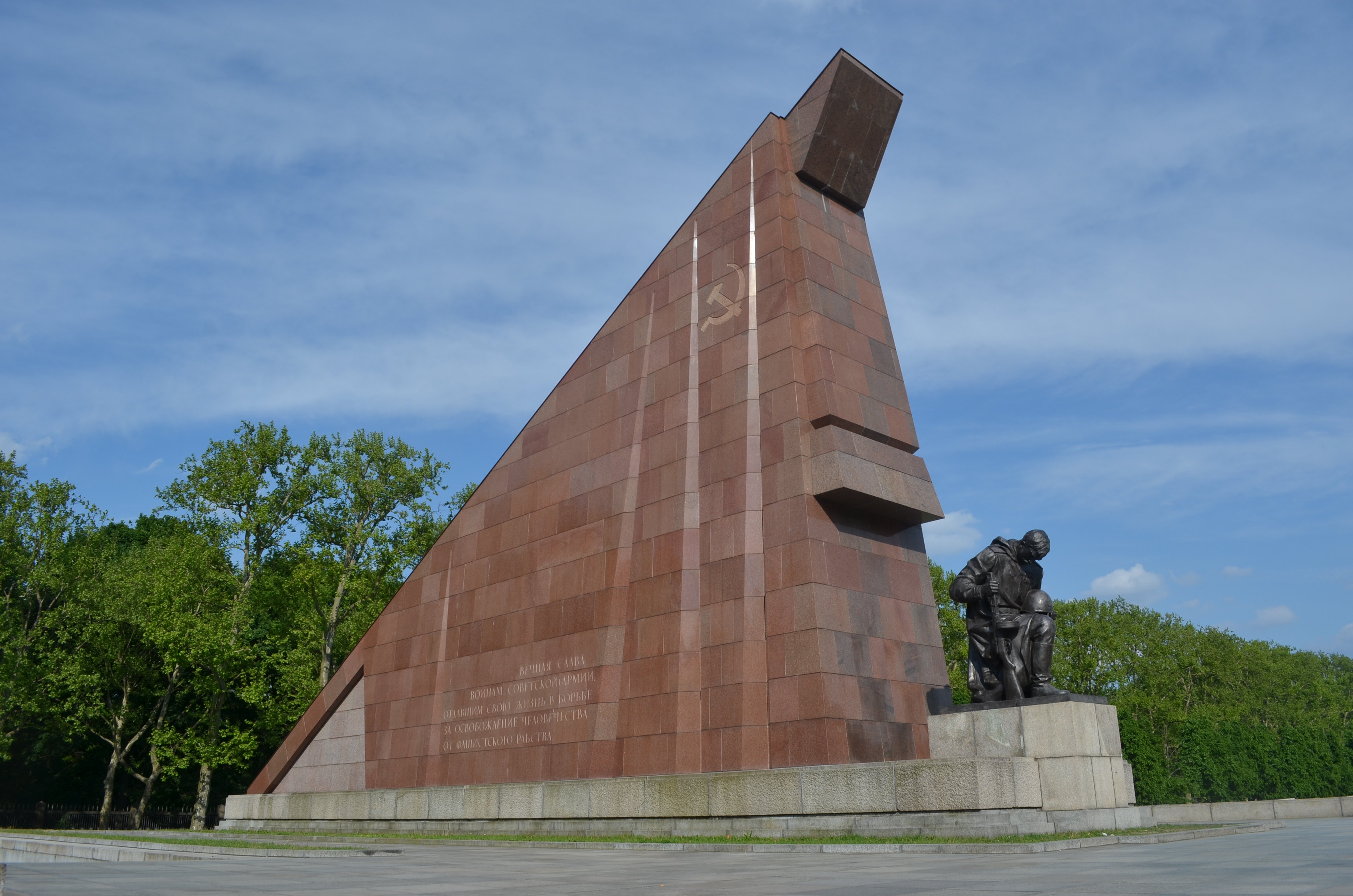 【携程攻略】柏林苏维埃战争纪念碑景点,苏联红军纪念碑在柏林有两处，一处在六月十七日大街，一处在施普雷公…
