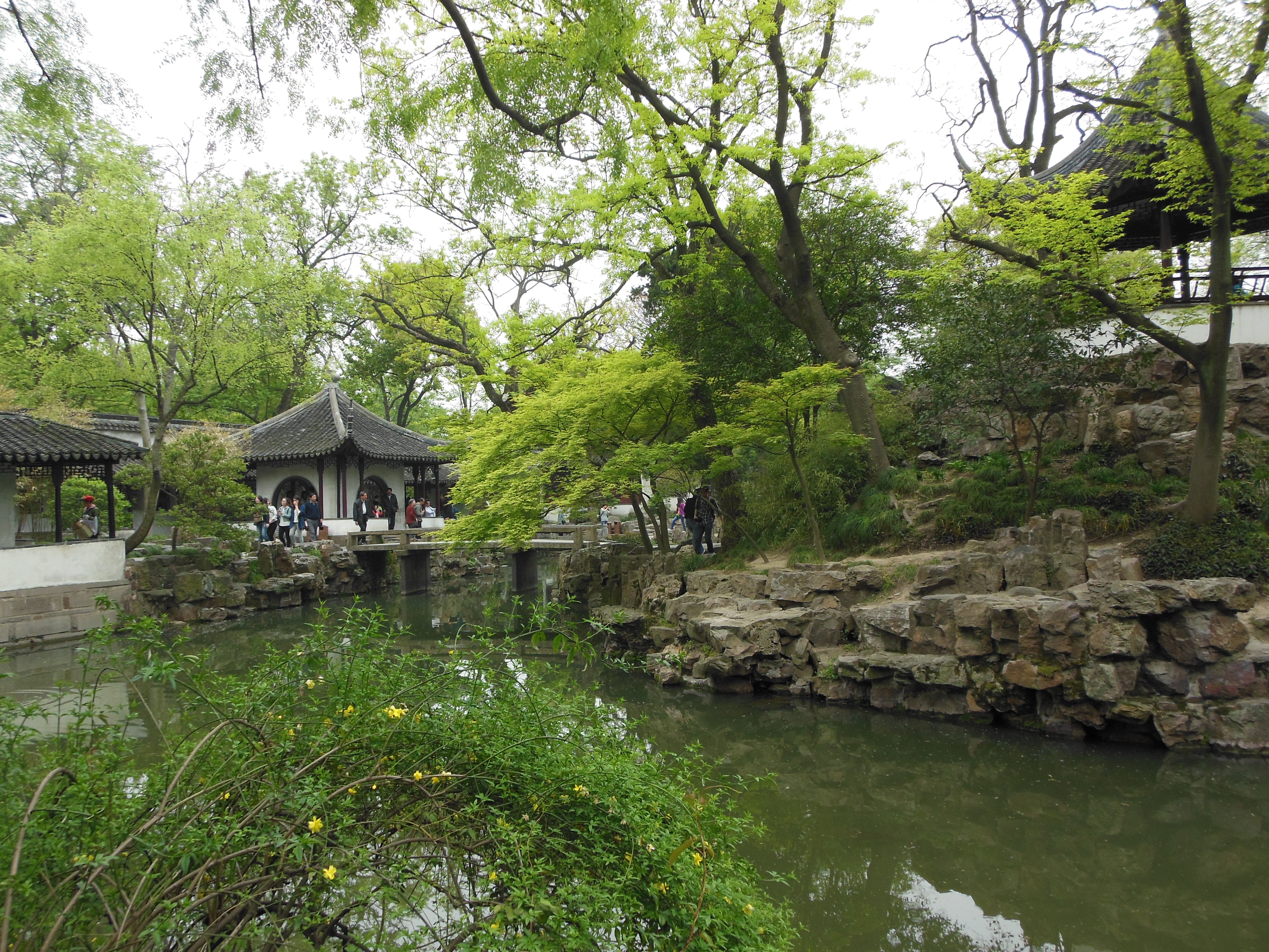 拙政园内的一个临水建筑,前面的池塘中种有很大面积的荷花,荷又名芙蓉