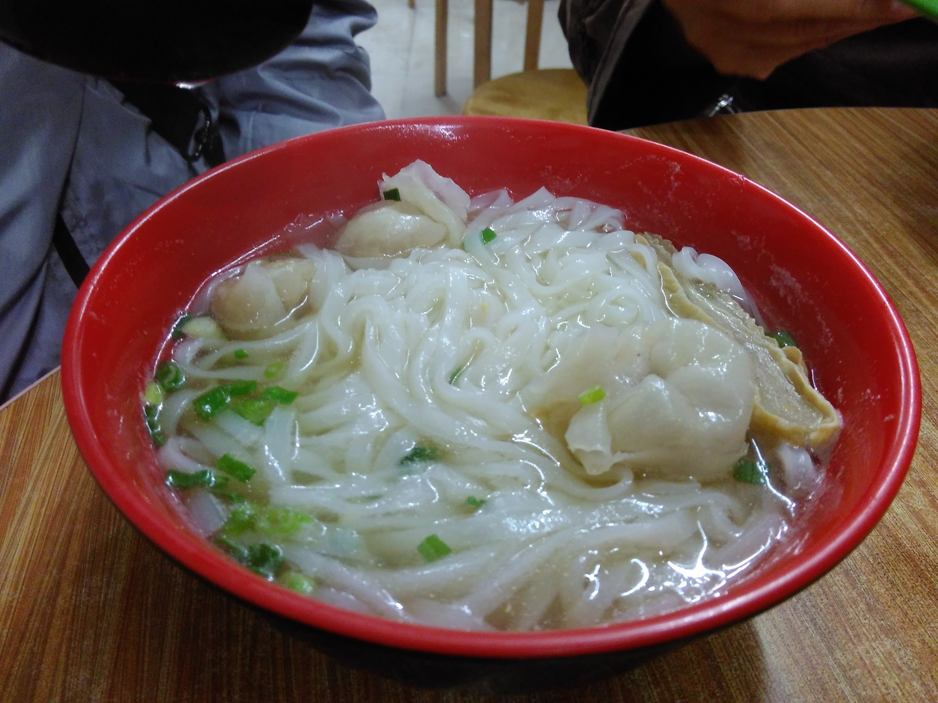 粉和馄饨都蛮好吃的,有种天然的鲜美味道,价格么一份三四十的样子