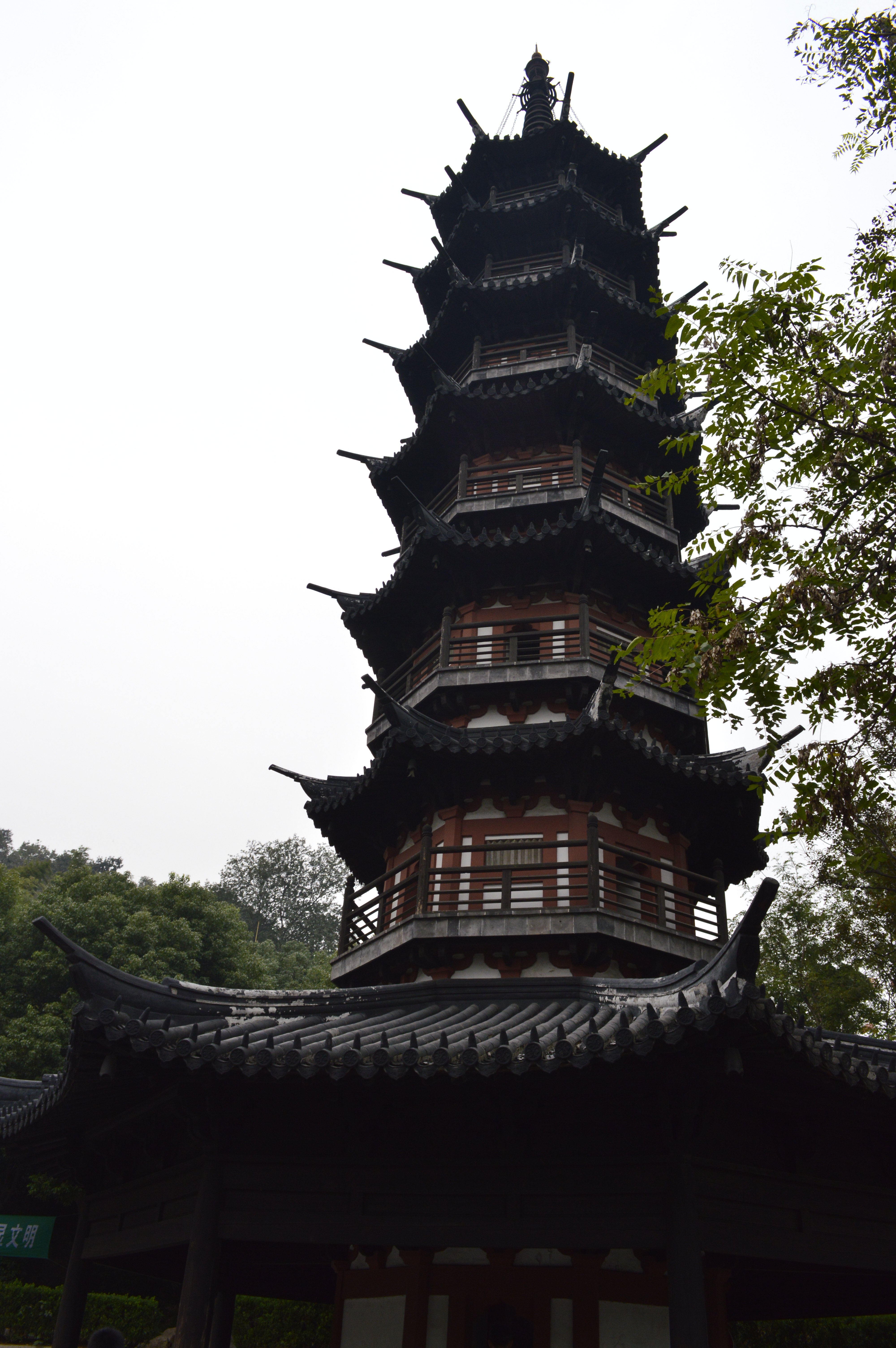 上海郊外唯一可以爬山的地方了,东西佘山隔着一条马路,可以一次逛完