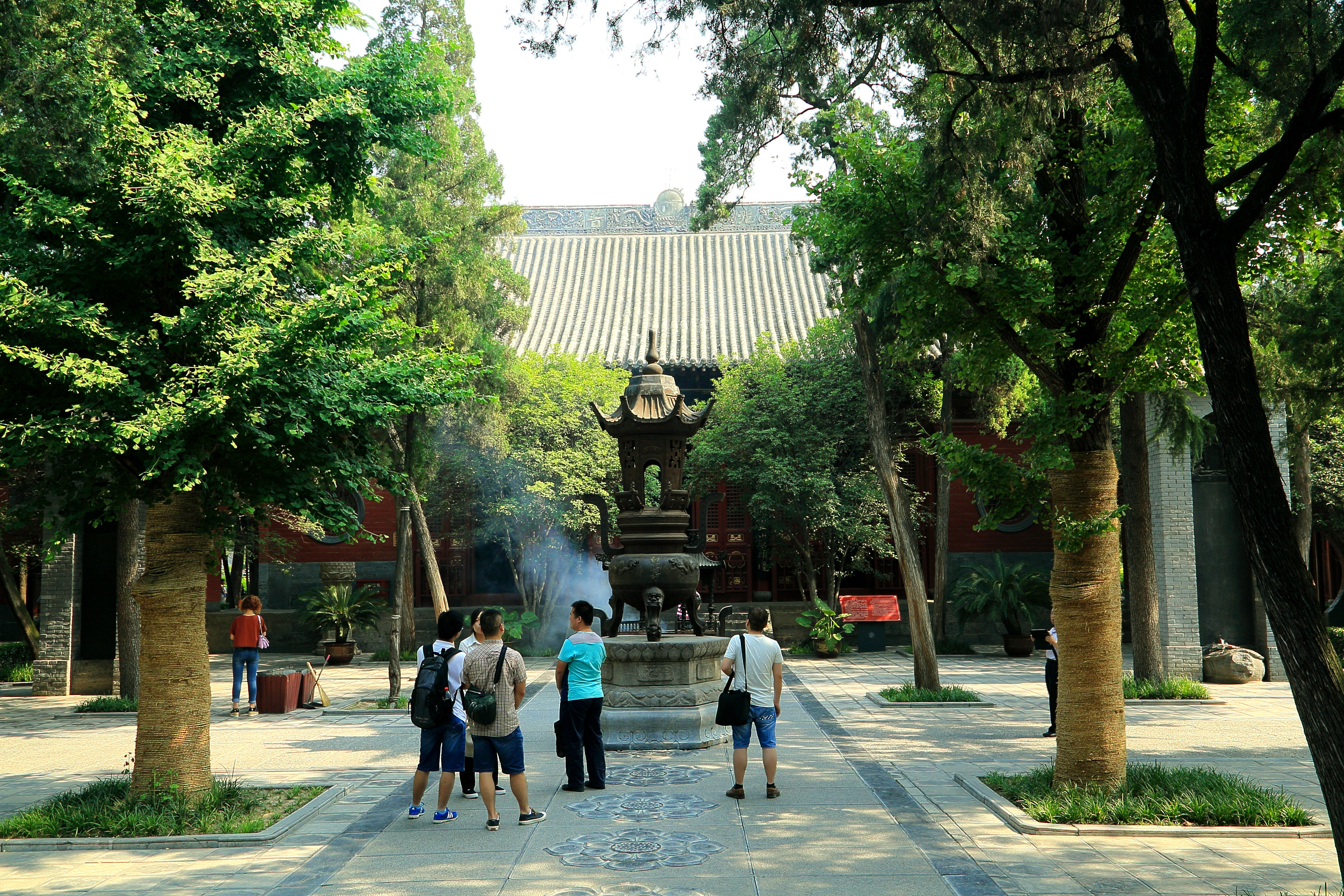 唐张继写的《宿白马寺"白马驮经事已空,断碑残刹见遗踪.