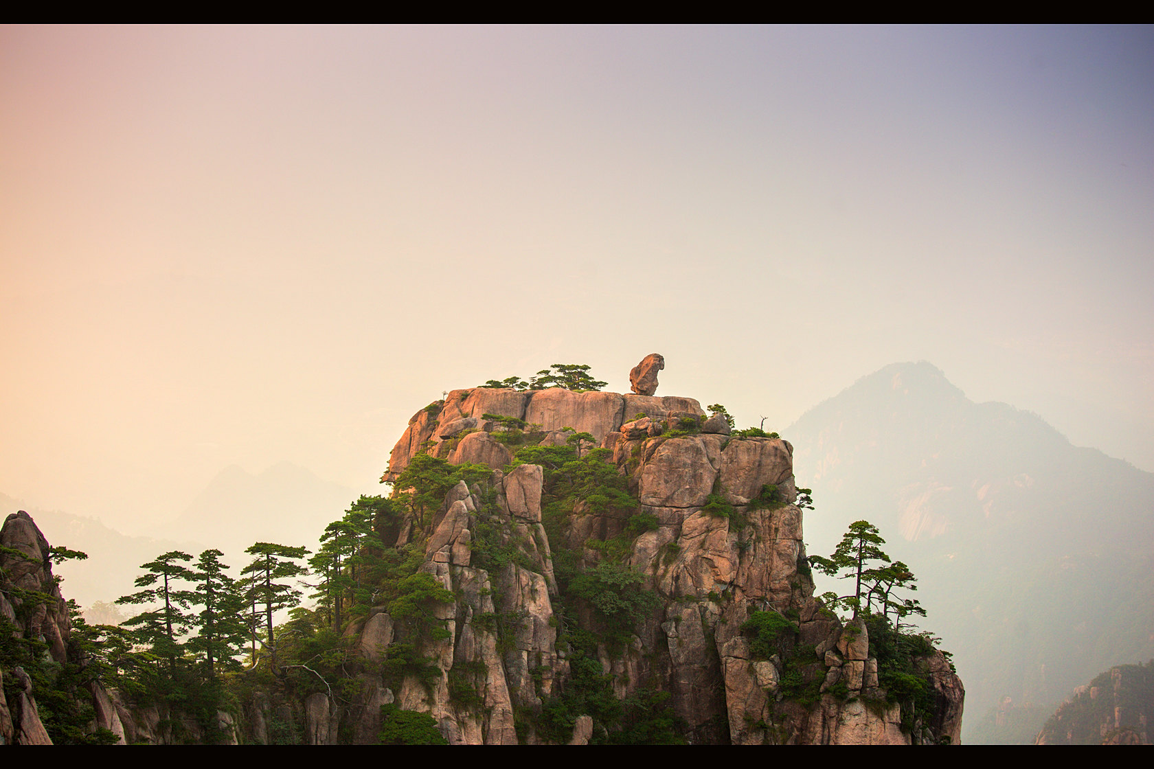 【携程攻略】黄山狮子峰景点,一石猴独踞峰顶,仿佛极目远望,又似纵身