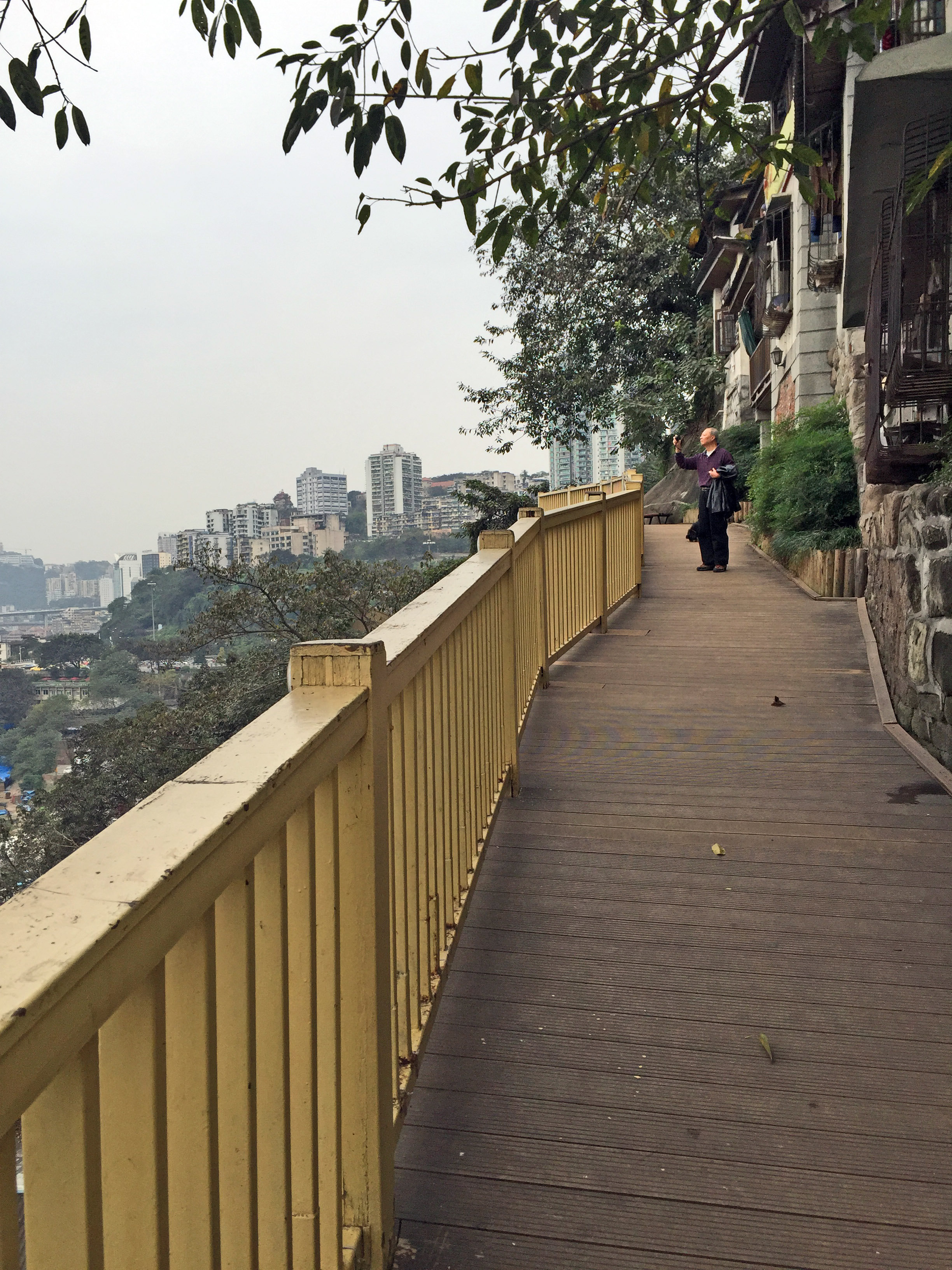 山城步道起点,在地铁较场口1号口出来不远的城墙.走鼓楼街,路过3.