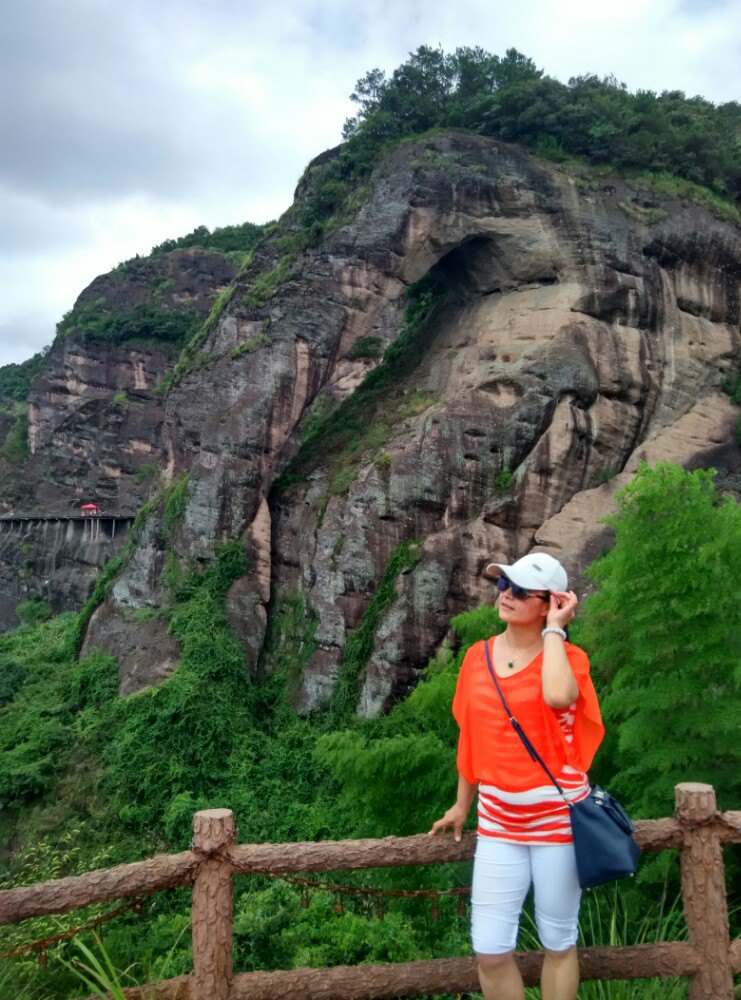 三清山巨蟒峰女人攀爬图片