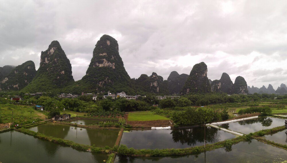 第二天,坐船遊市區內十大名山(象鼻山),古東瀑布,大圩古鎮,住桂林.