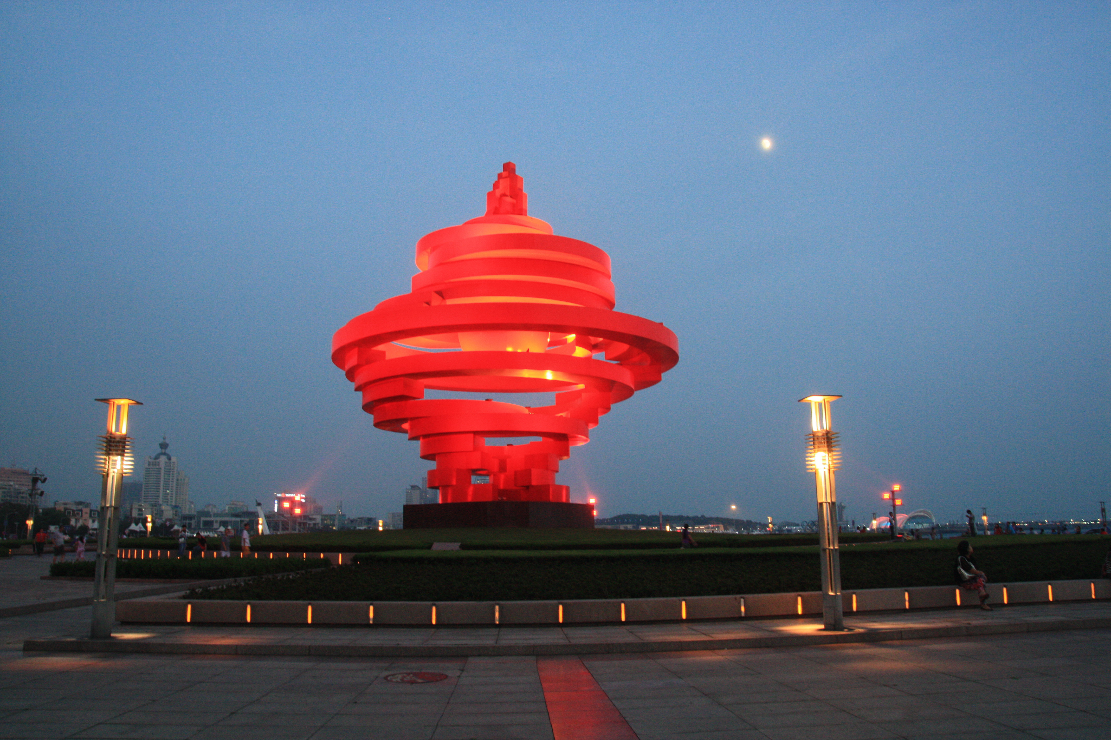 【携程攻略】山东五月的风景点,五四广场的一个雕塑,晚上发着红光