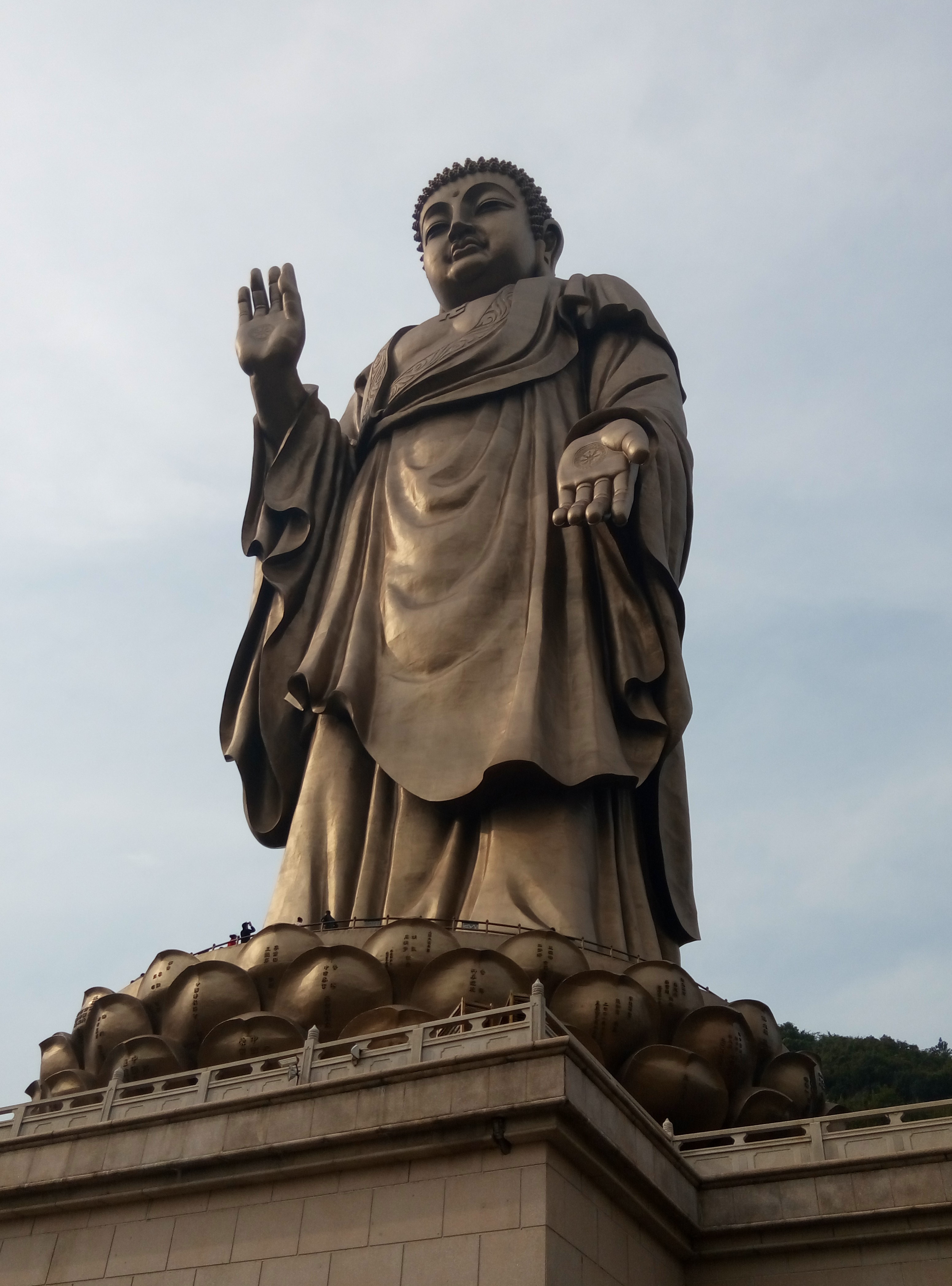 【携程攻略】无锡灵山大佛景点,第一次去看这种巨大佛像。由于不信佛，所以说实话没有虔诚的心，但是…