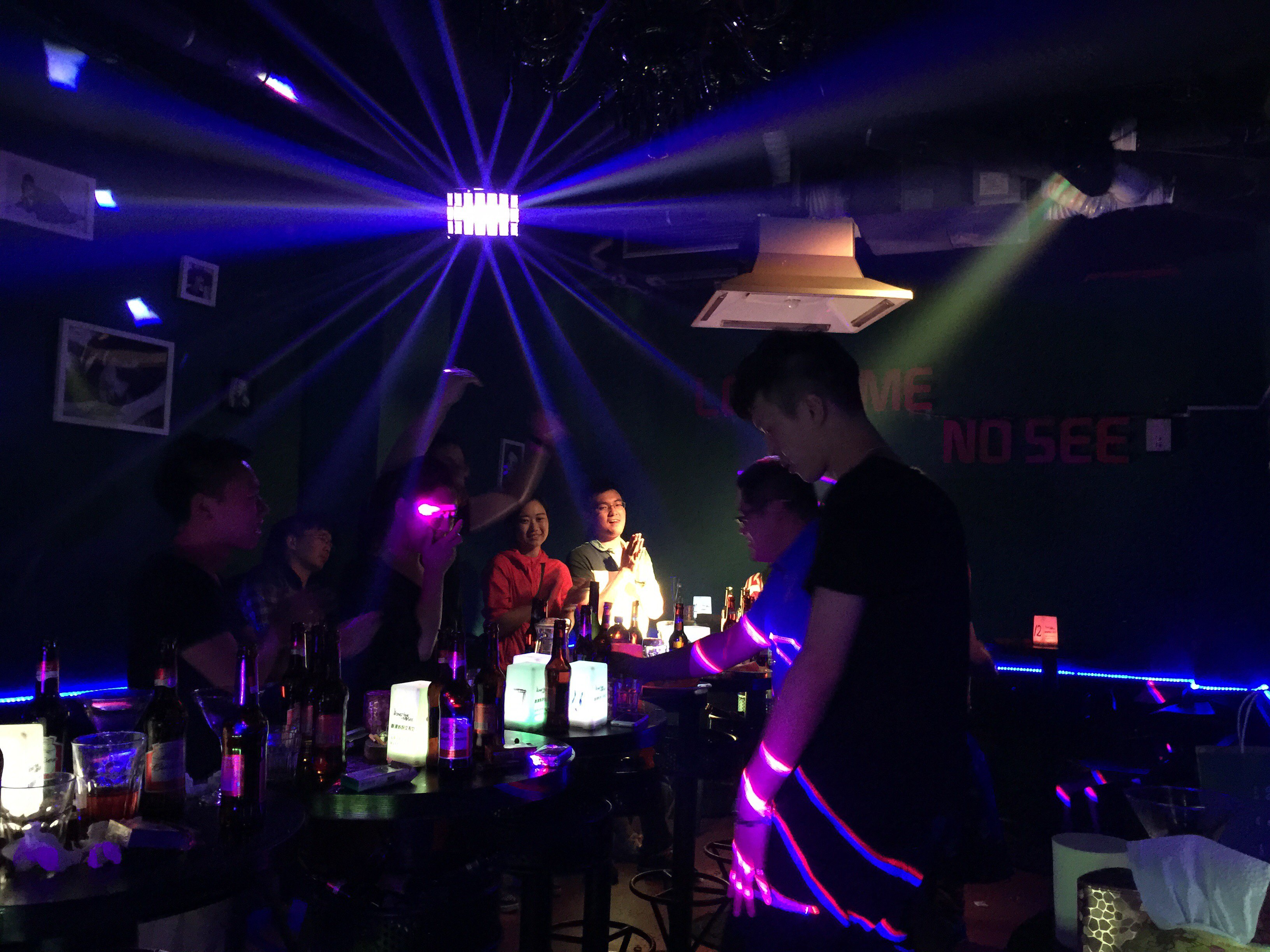 嗯,和女朋友,来第一约会的 "好久不见",偶遇小酒吧 环境不错,歌手很好