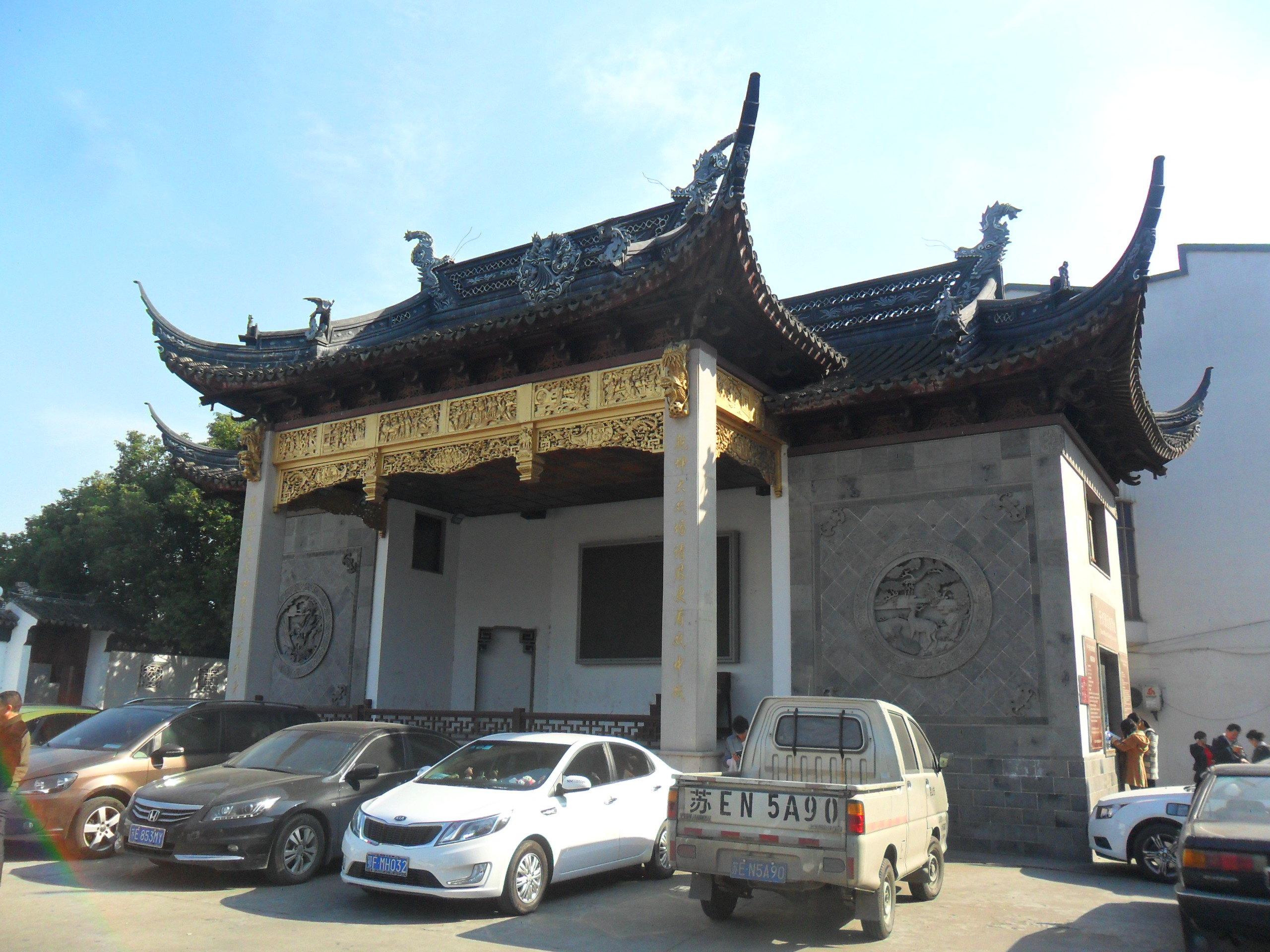 千灯古镇有2500年历史,千灯古镇南北走向,和古镇隔着一条河道千灯浦