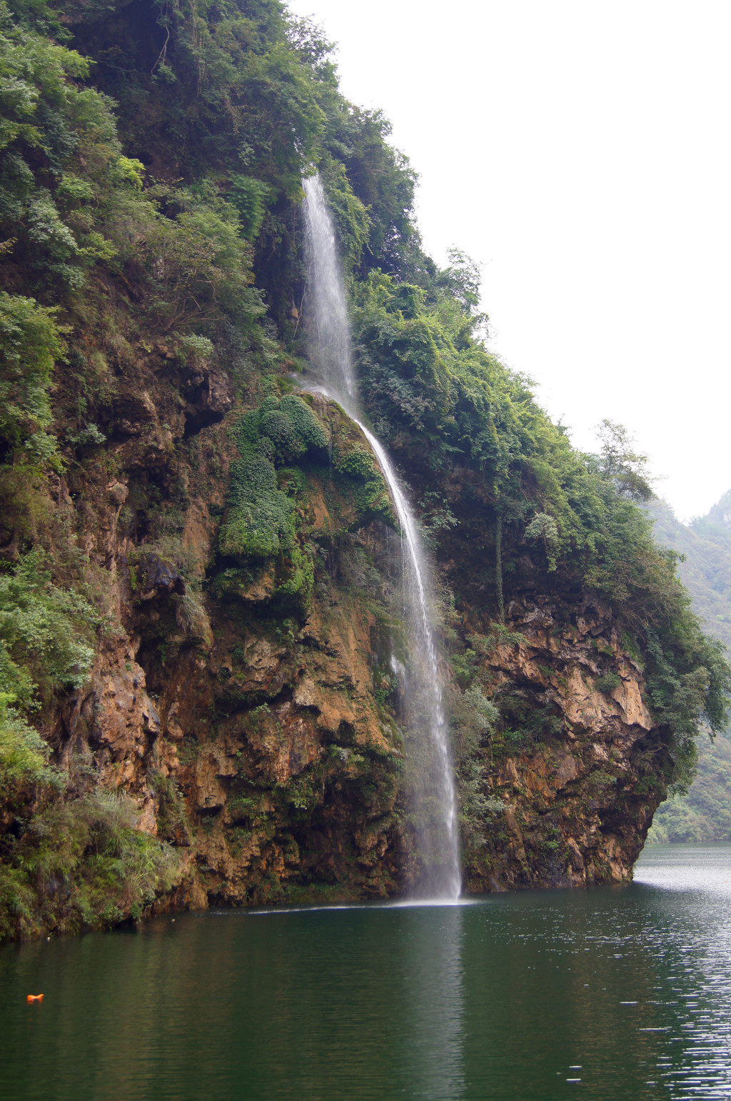 客棧河對岸就是著名的青龍洞(門票52元/人),這是一個鑲嵌在懸崖峭壁間