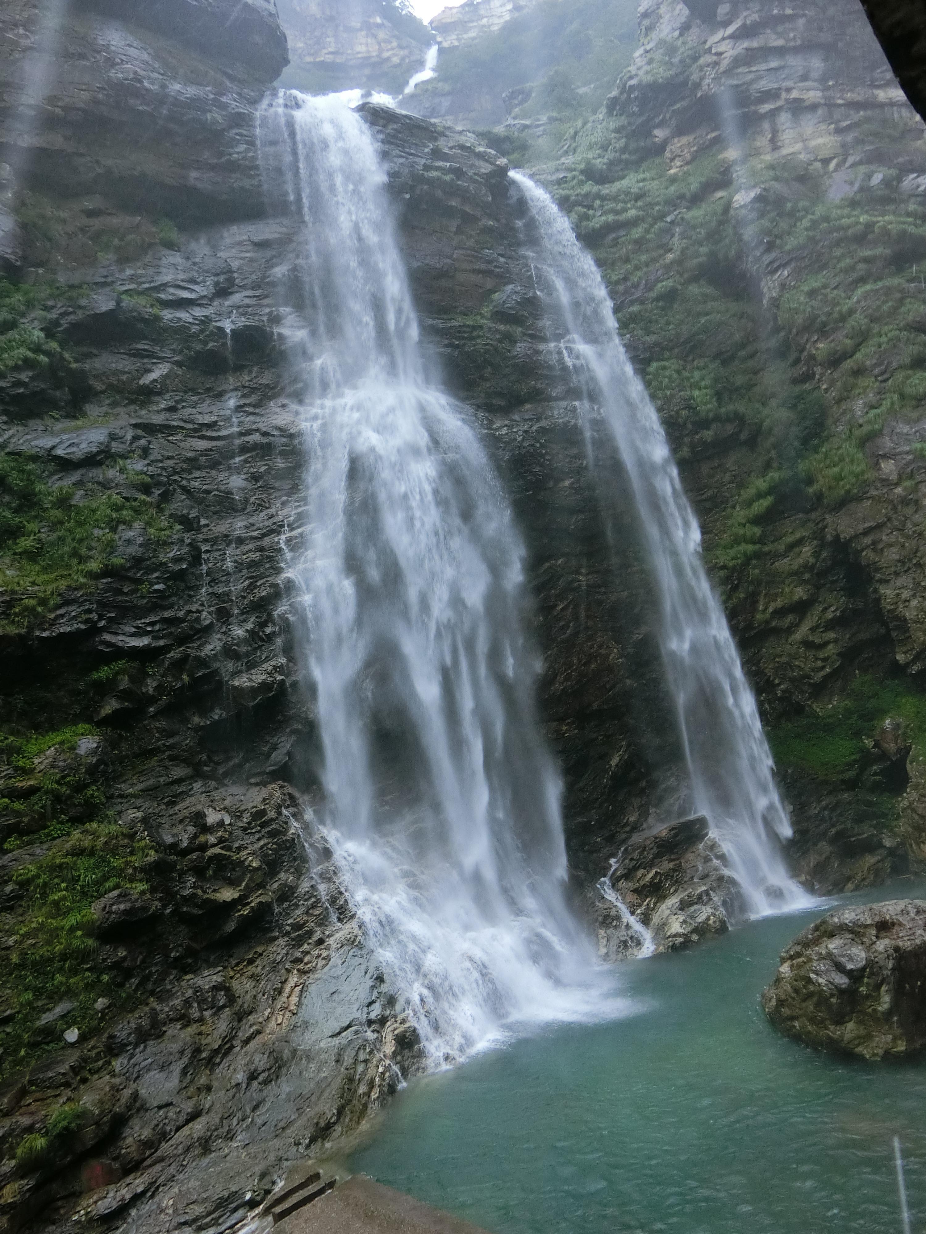 它被誉为中国最秀丽的十大瀑布之一，位于江西省九江市