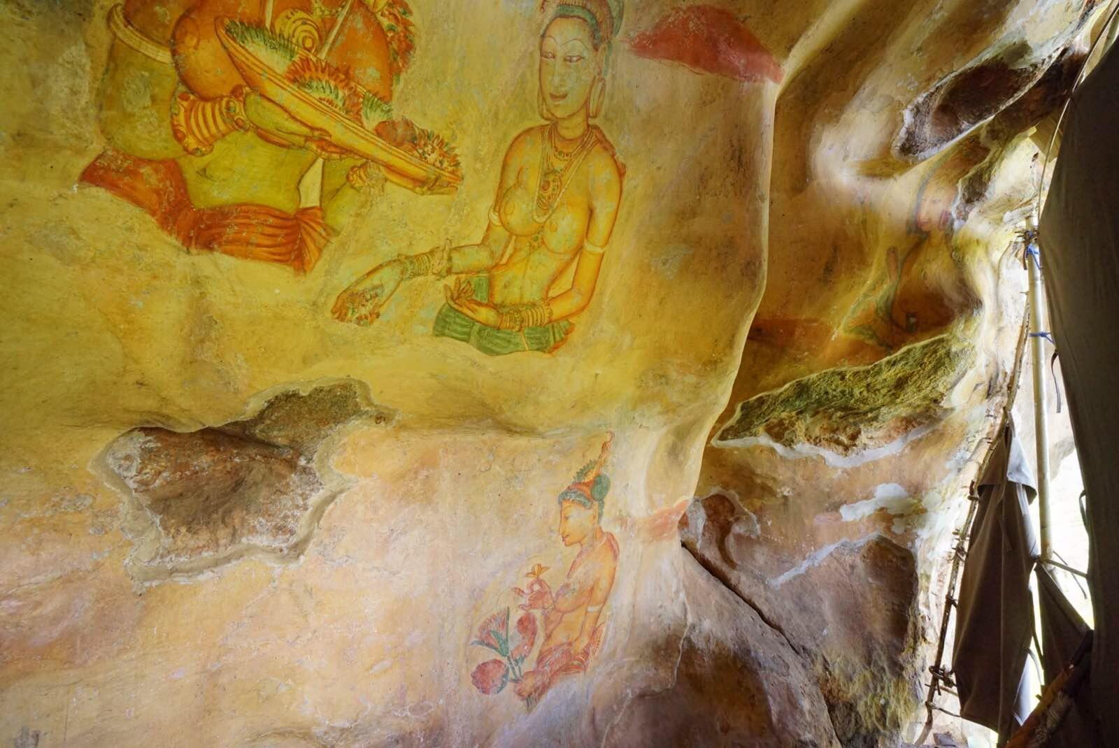 狮子岩景点,经过上千年岁月风霜的侵蚀和人为的破坏,很多壁画已经斑驳