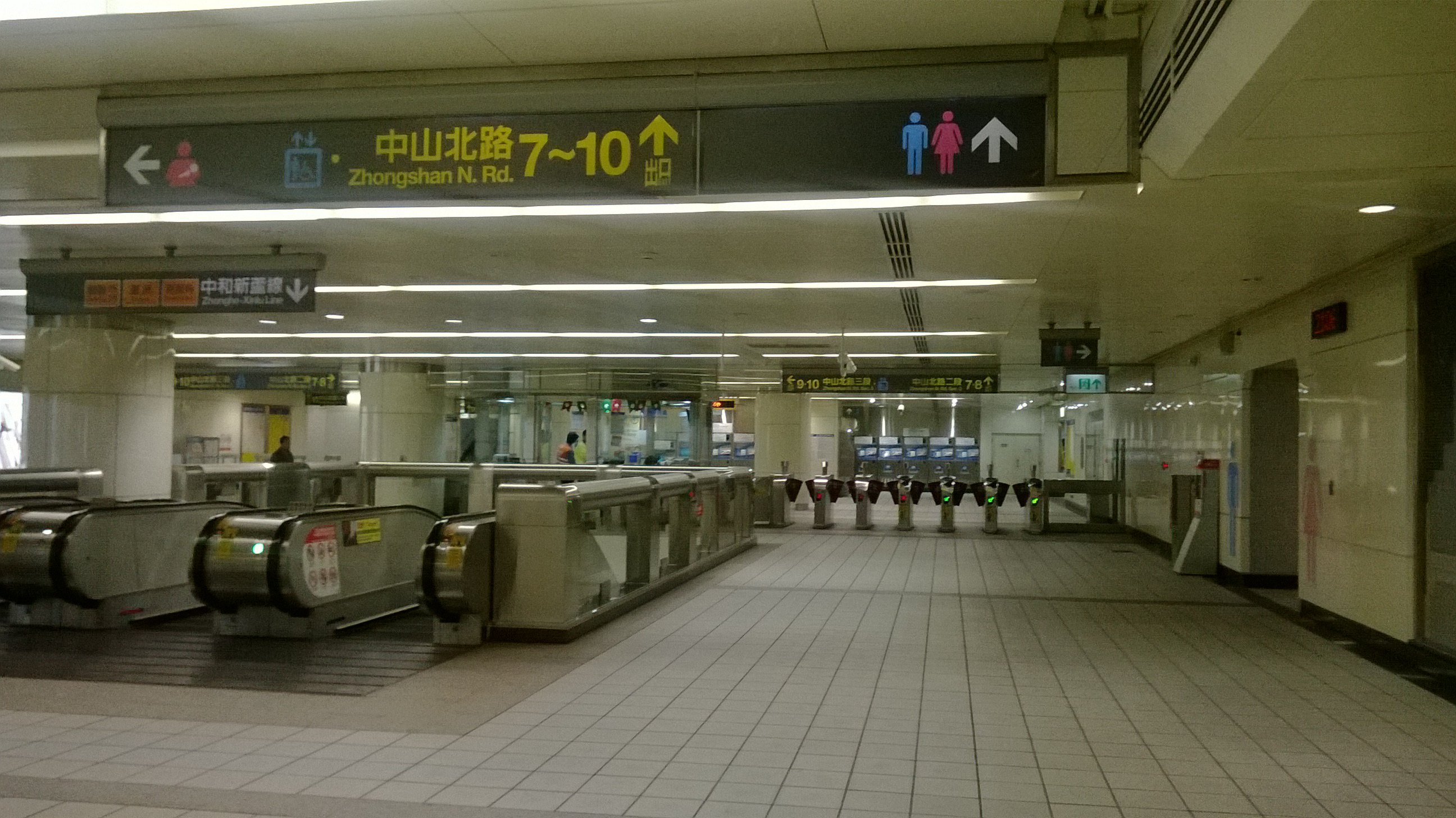 参见附图,基本所有的台北捷运站都有卫生间,甚至建在付费区以内,以