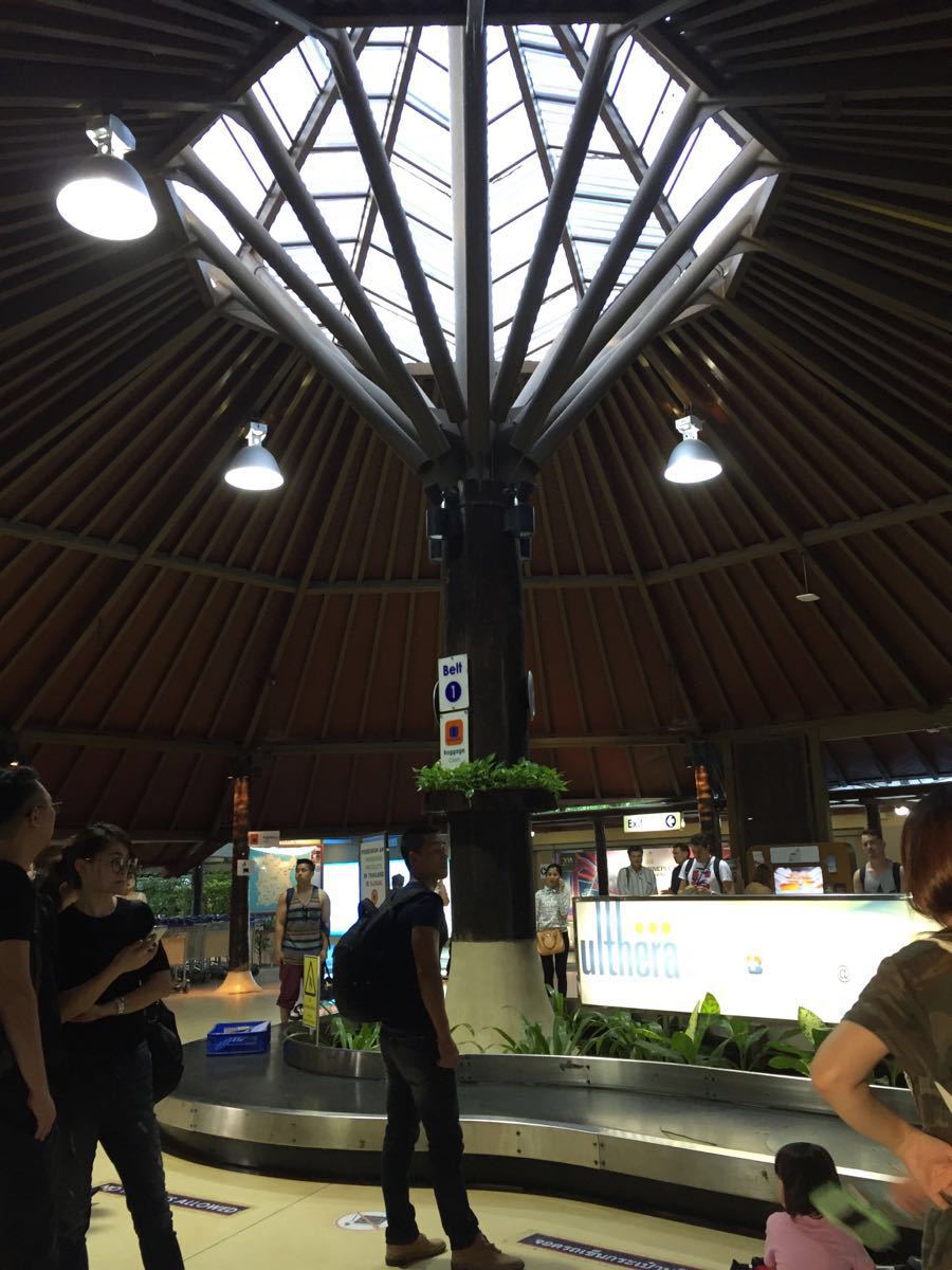 苏梅岛机场取行李的地方是漏天的,这是一个小而清新的机场,候机室有