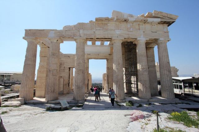 雅典旅游细赏雅典卫城,卫城山门:卫城真正的入口,胜利女神殿:玲珑小巧的神庙,【携程攻略】