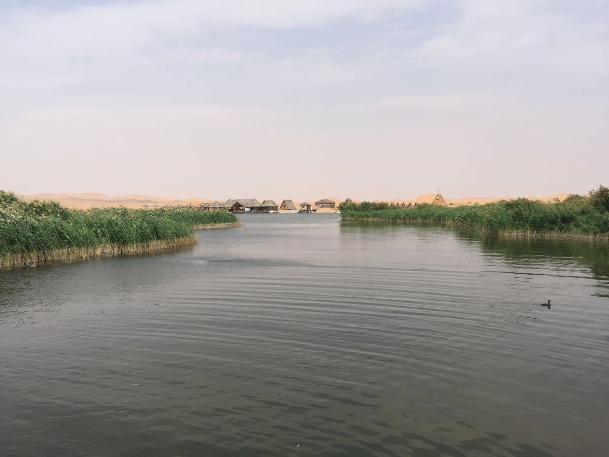 月亮湖的沙漠也属于腾格里沙漠,如果说宁夏及周边的沙漠景色哪个更