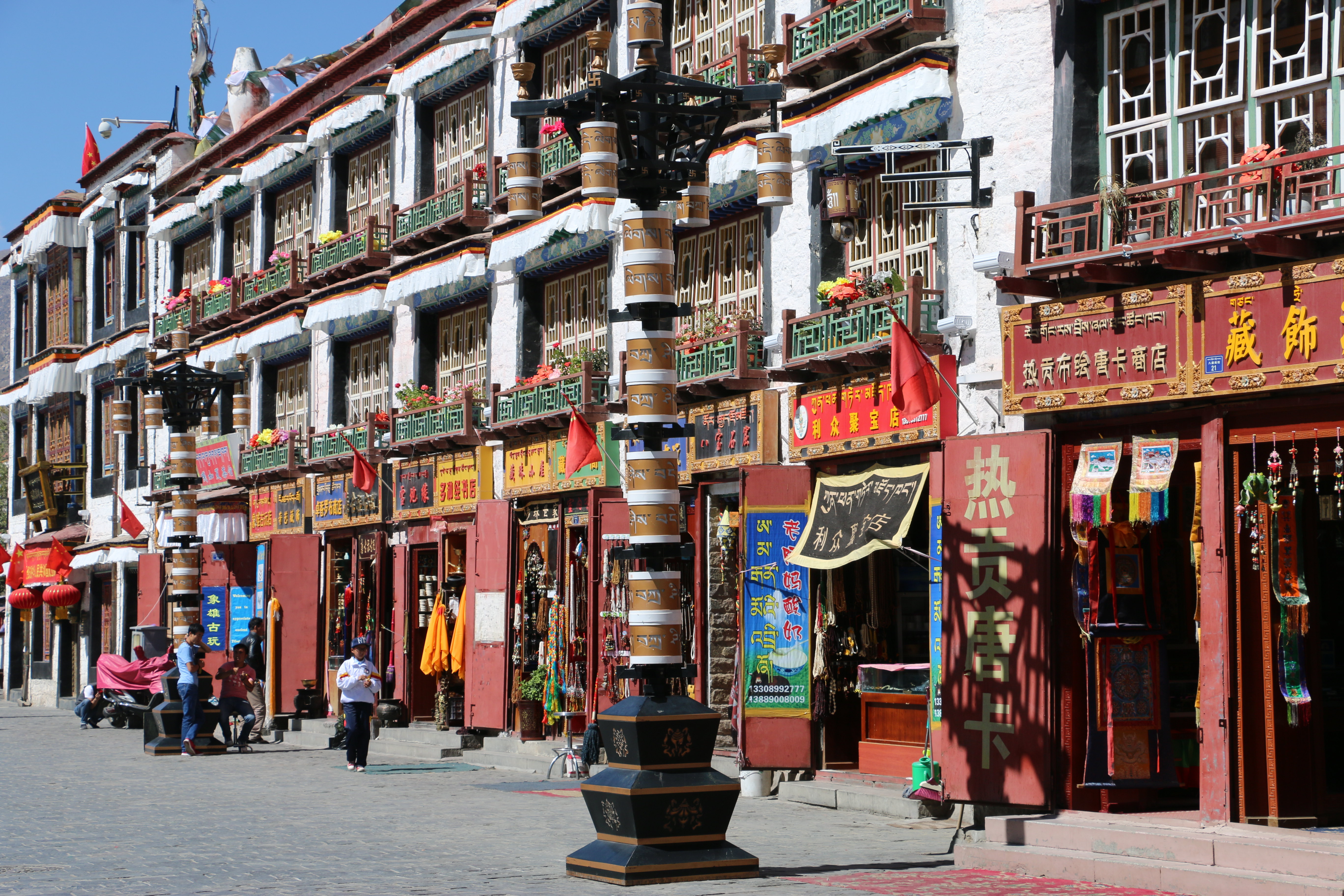 【携程攻略】拉萨八廓街景点,八廓街是拉萨最古老的一条街道，也是整个拉萨老城区典型的藏族建筑代…