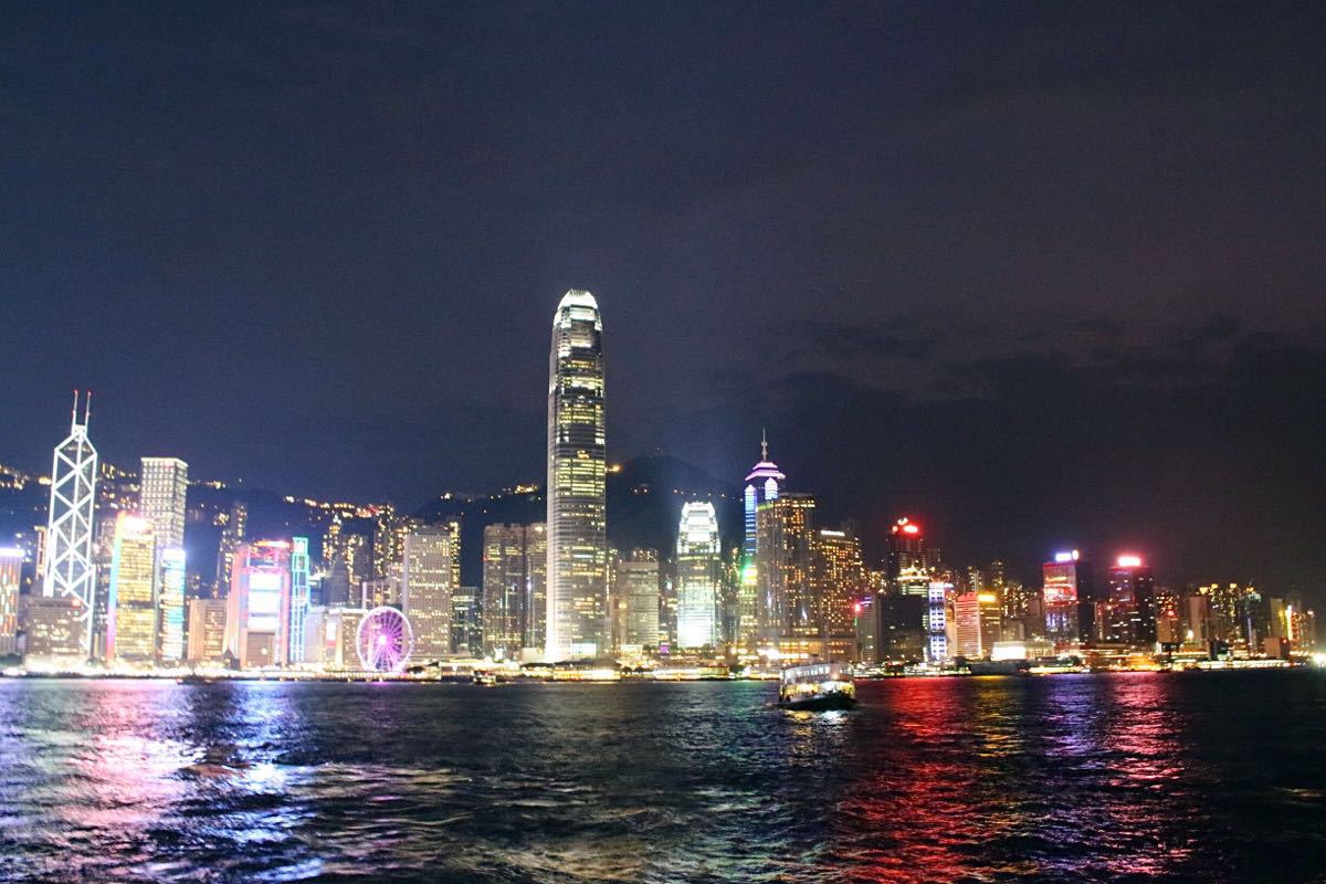 【携程攻略】香港尖沙咀海滨花园景点,晚上从海港城走到这边,人很多
