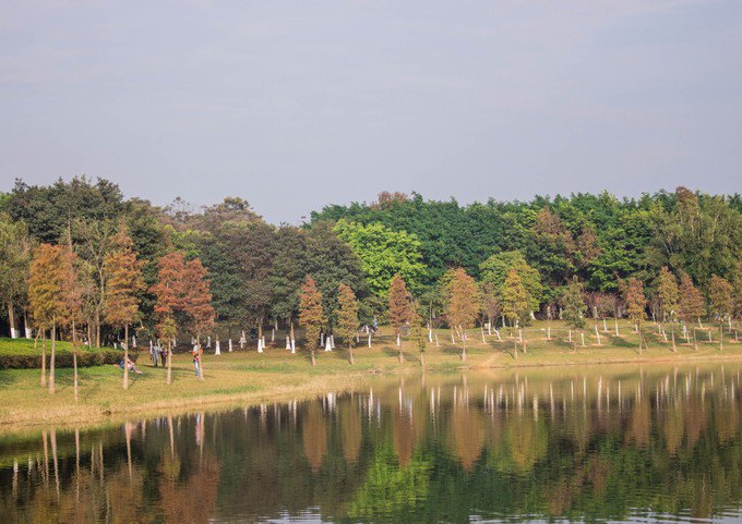 【攜程攻略】東莞松山湖景點,青蔥峰巒環抱四周,樹影婆娑鬱鬱蔥蔥,因