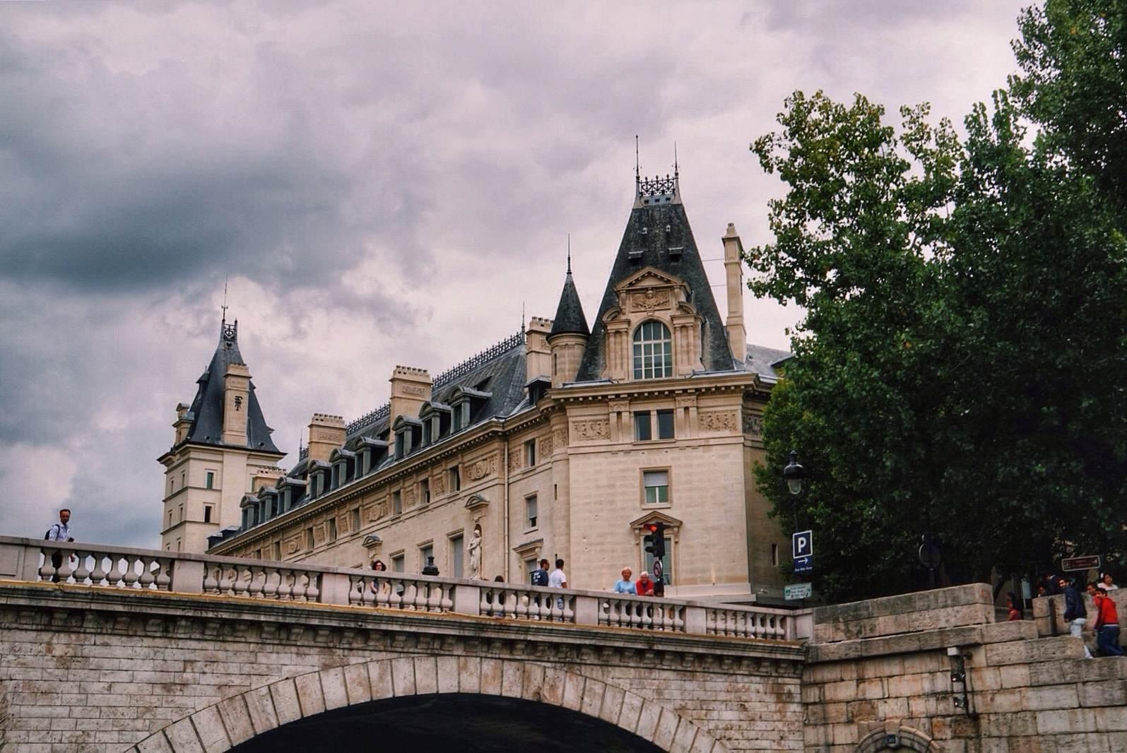 【携程攻略】巴黎塞纳河景点,塞纳河是法国的第二大河流,它流经巴黎并