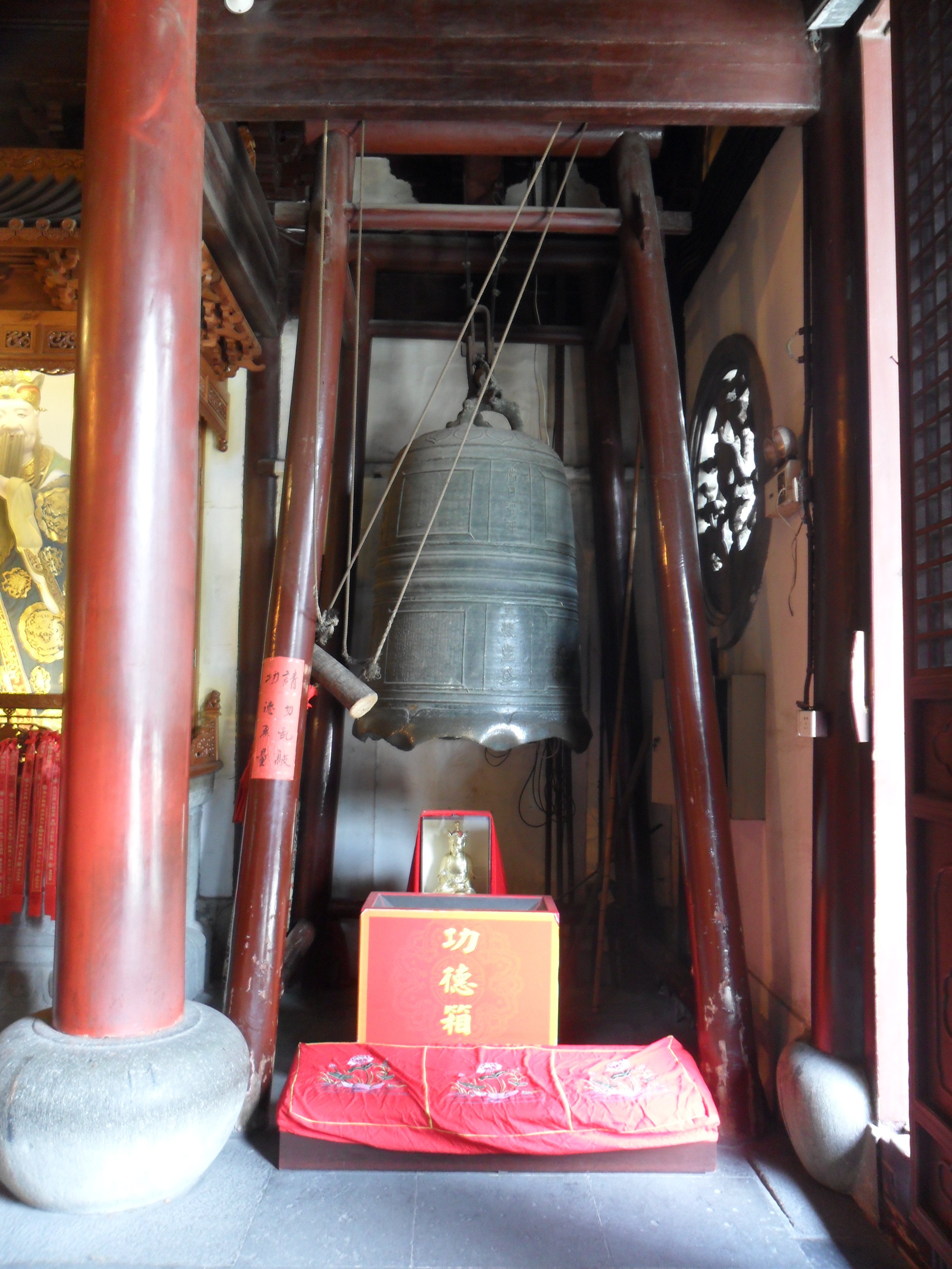 迎新春撞龙华晚钟