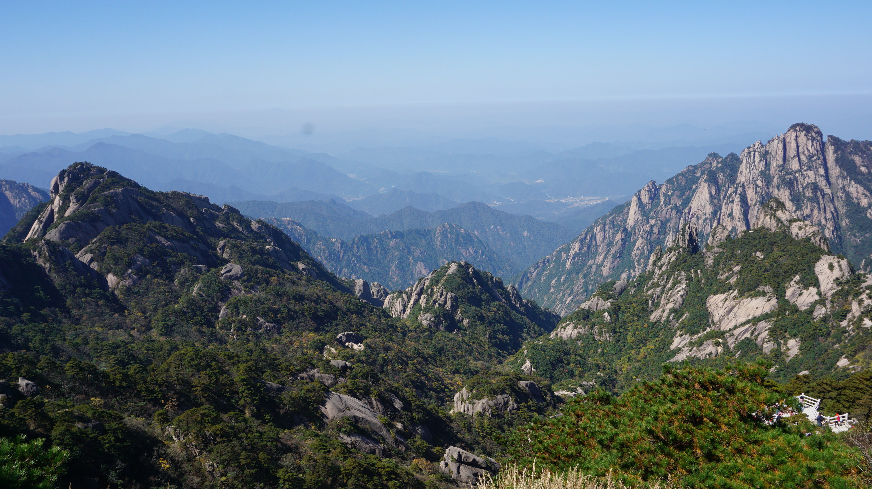 【携程攻略】黄山风景区鳌鱼峰景点,游客可以爬上鳌鱼峰观景,前面是
