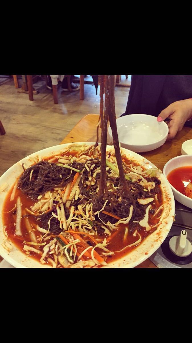 好吃,一大盘子冷面,够辣够酸爽,超级好吃,够3人吃!很多!