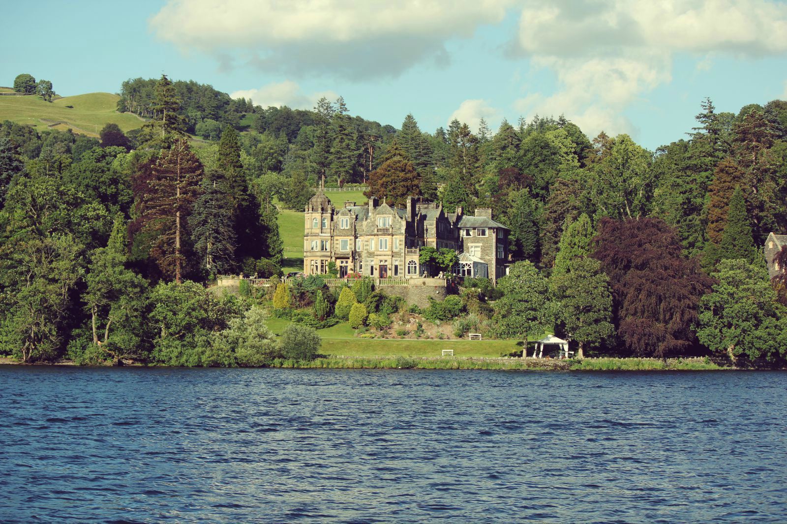 【携程攻略】湖区温德米尔湖景点,温德梅尔湖是英国最大的天然湖泊,位